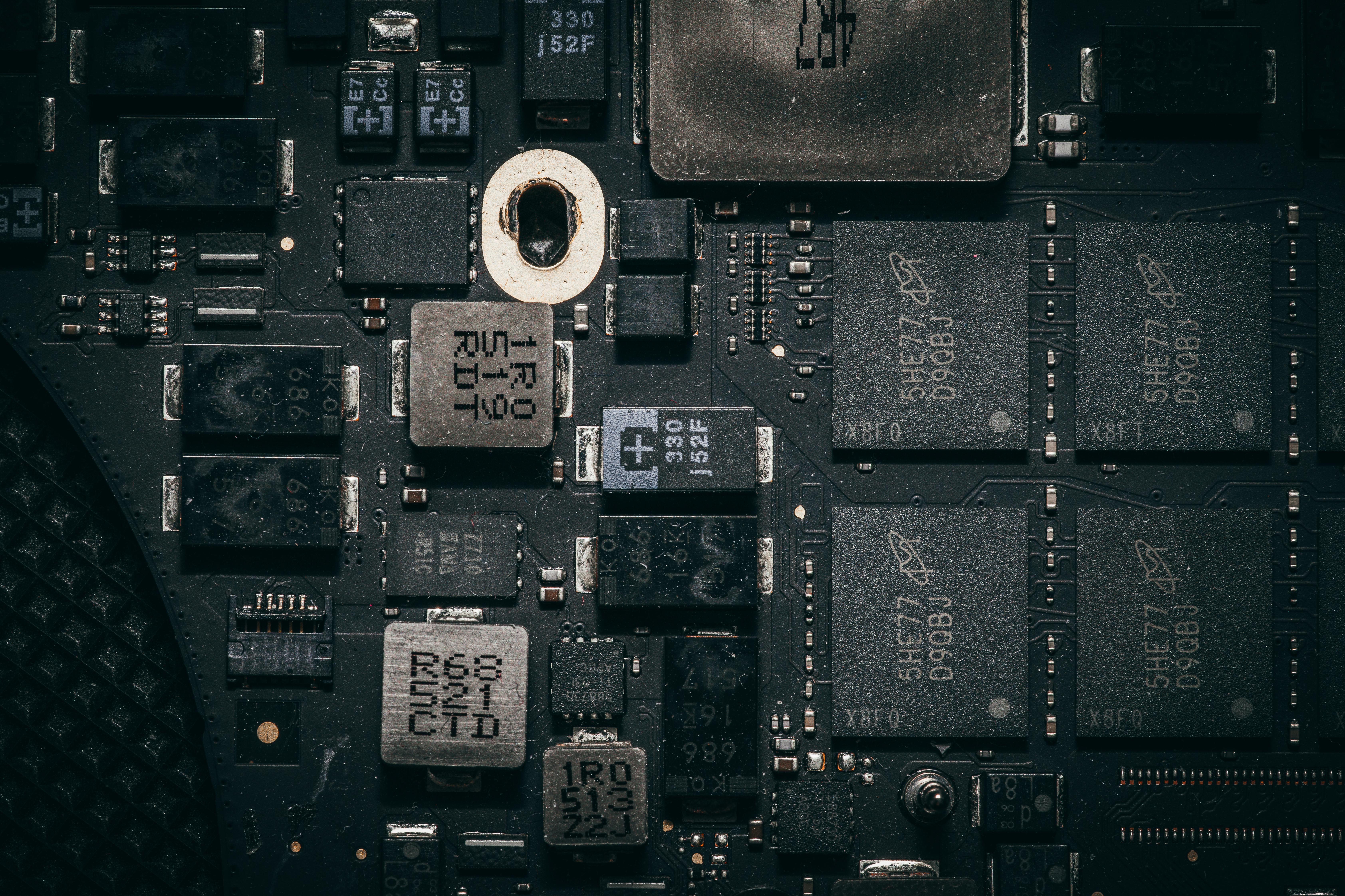 ฟรี ภาพระยะใกล้แบบละเอียดของแผงวงจรคอมพิวเตอร์ แสดงให้เห็นถึงส่วนประกอบอิเล็กทรอนิกส์และการออกแบบที่ซับซ้อน คลังภาพถ่าย