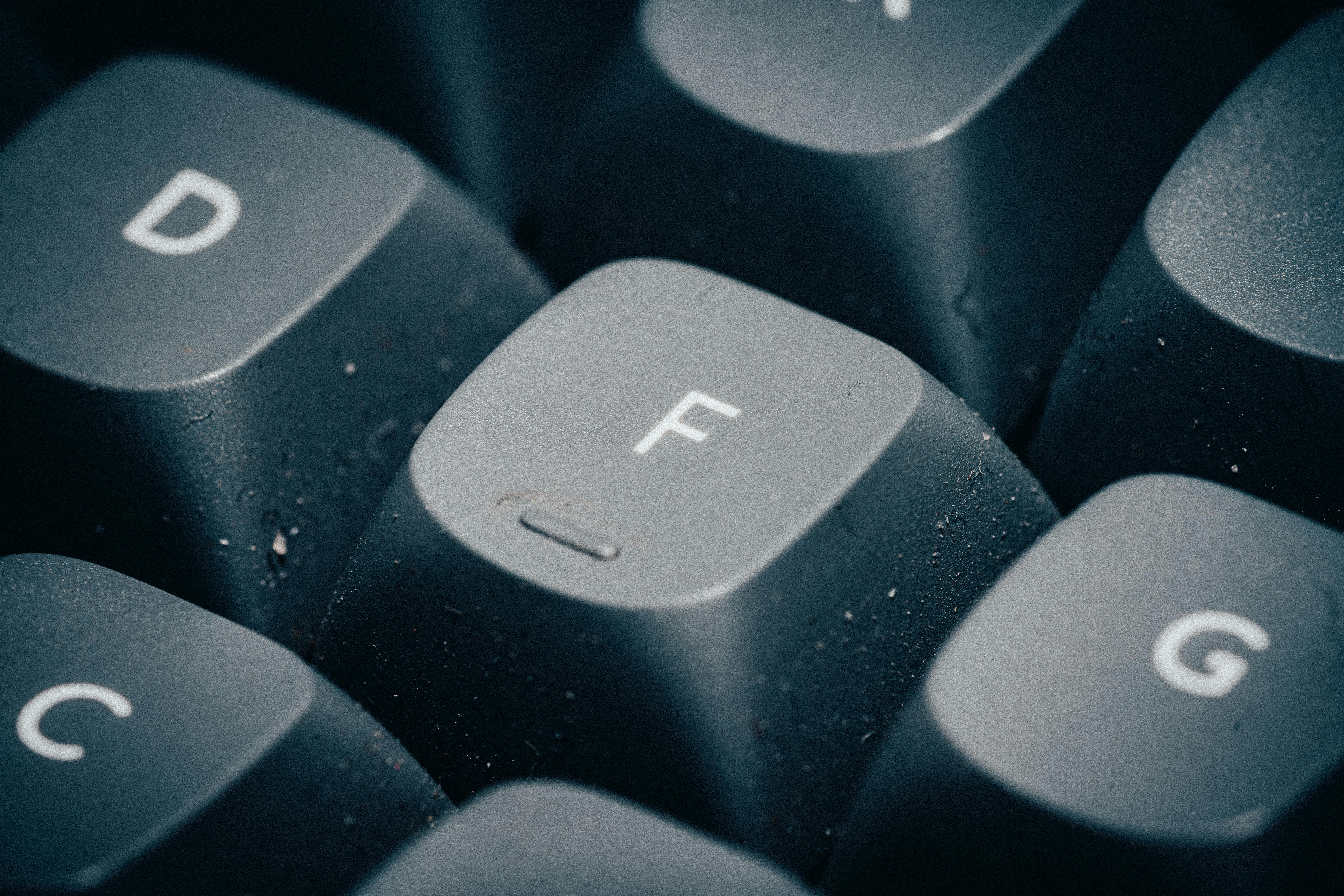Miễn phí Ảnh cận cảnh chi tiết các phím bàn phím bám đầy bụi, tập trung vào chữ F. Ảnh lưu trữ
