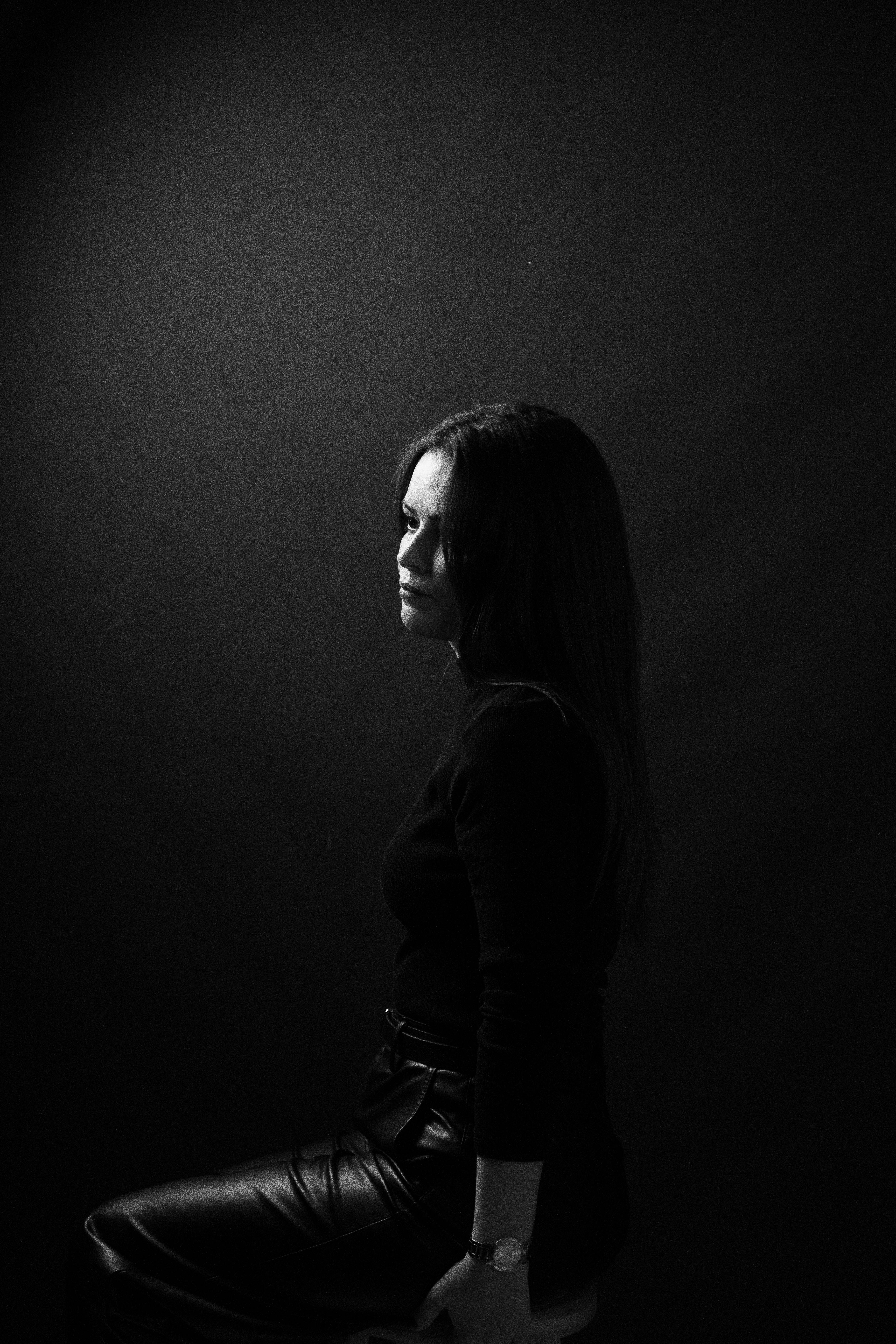 bezplatná Umělecký černobílý boční portrét ženy v ateliérovém prostředí. Základová fotografie