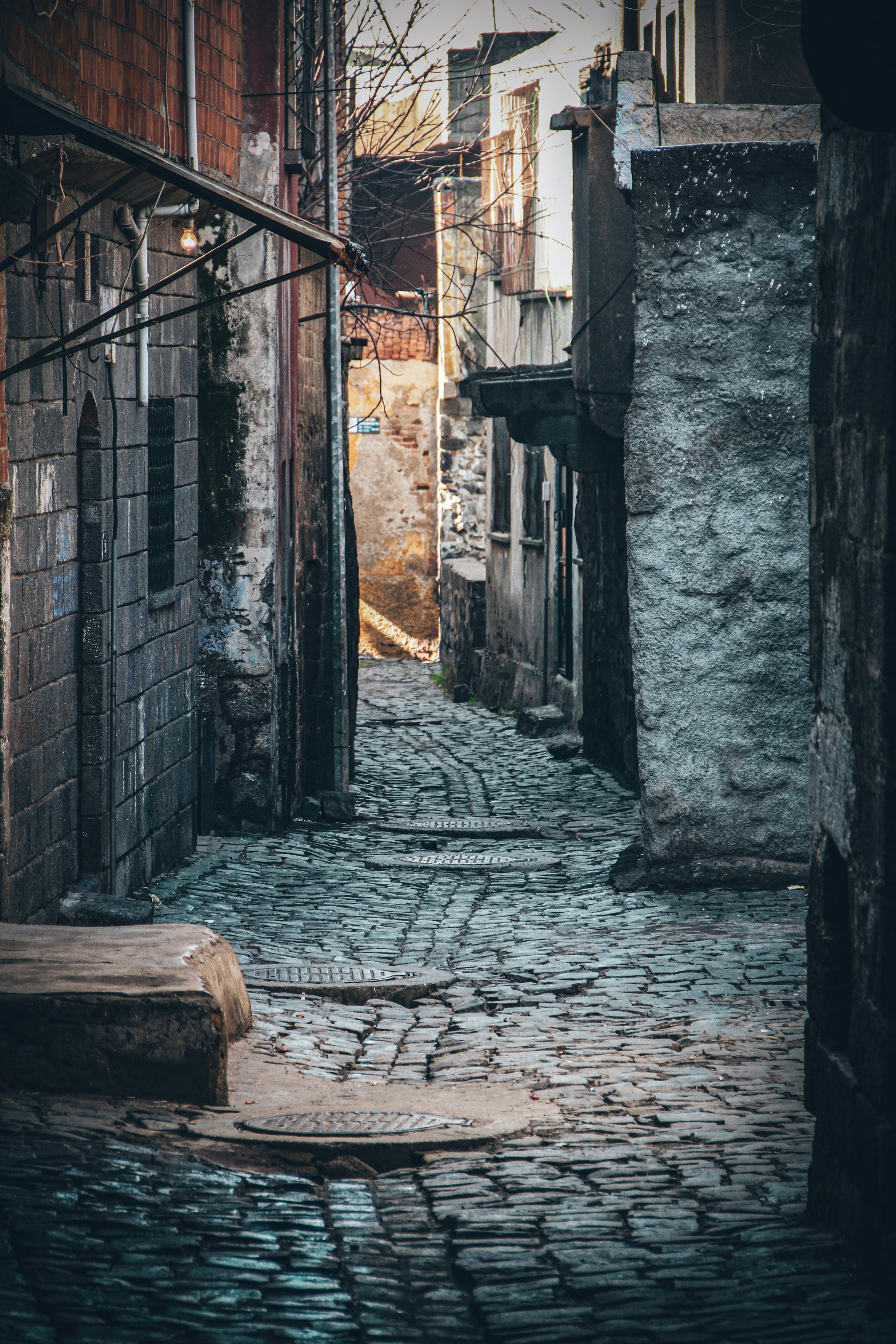 ฟรี ตรอกหินกรวดโบราณในเมืองดิยาบาคีร์ ประเทศตุรกี แสดงให้เห็นถึงสถาปัตยกรรมแบบชนบทและเสน่ห์ทางประวัติศาสตร์ คลังภาพถ่าย