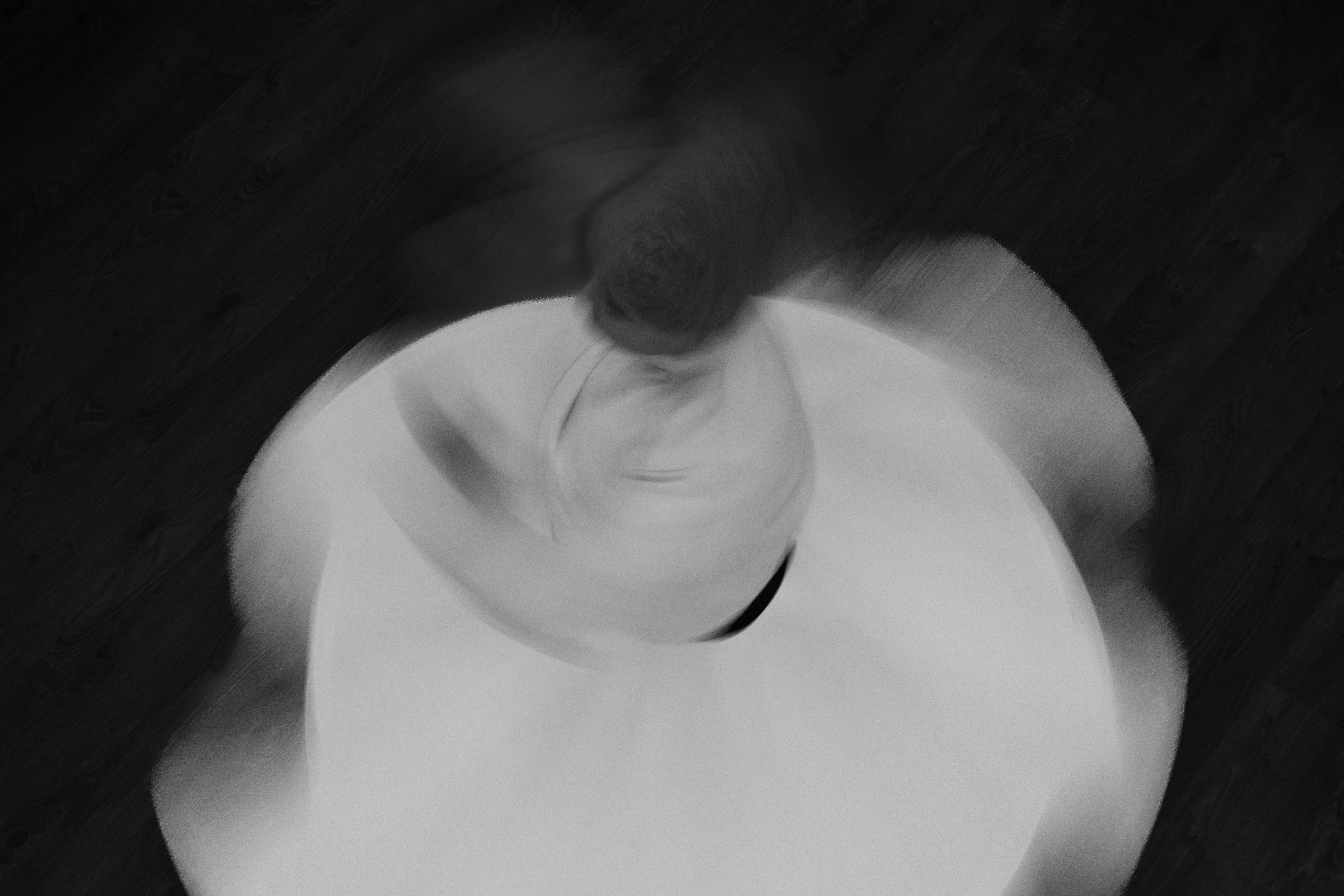 Gratis Vista aerea in bianco e nero di un derviscio rotante che esegue la tradizionale danza sufi a Bursa, Turchia. Foto a disposizione