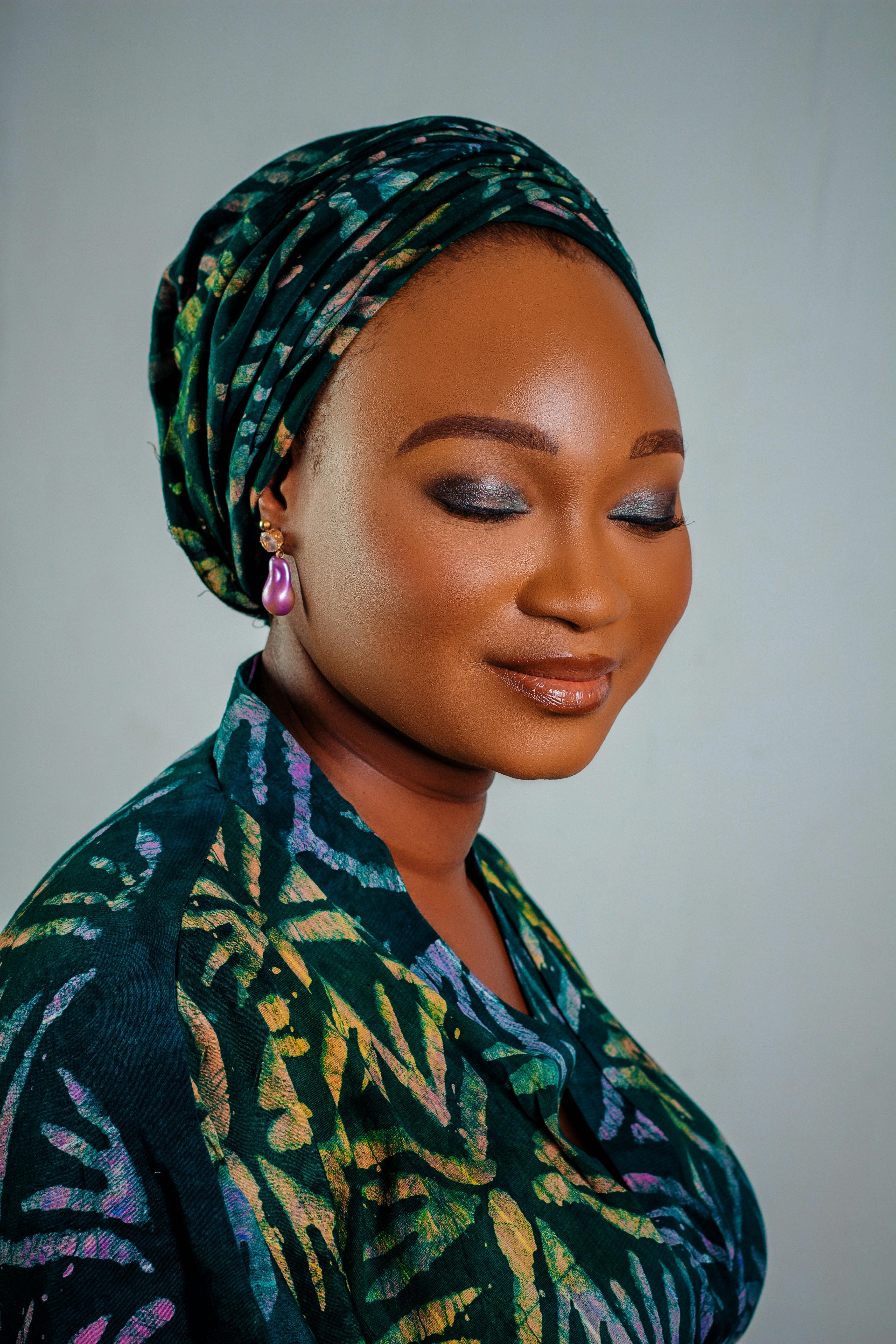 Gratis Affascinante ritratto di una donna con gli occhi chiusi, che indossa abiti e gioielli tradizionali. Foto a disposizione