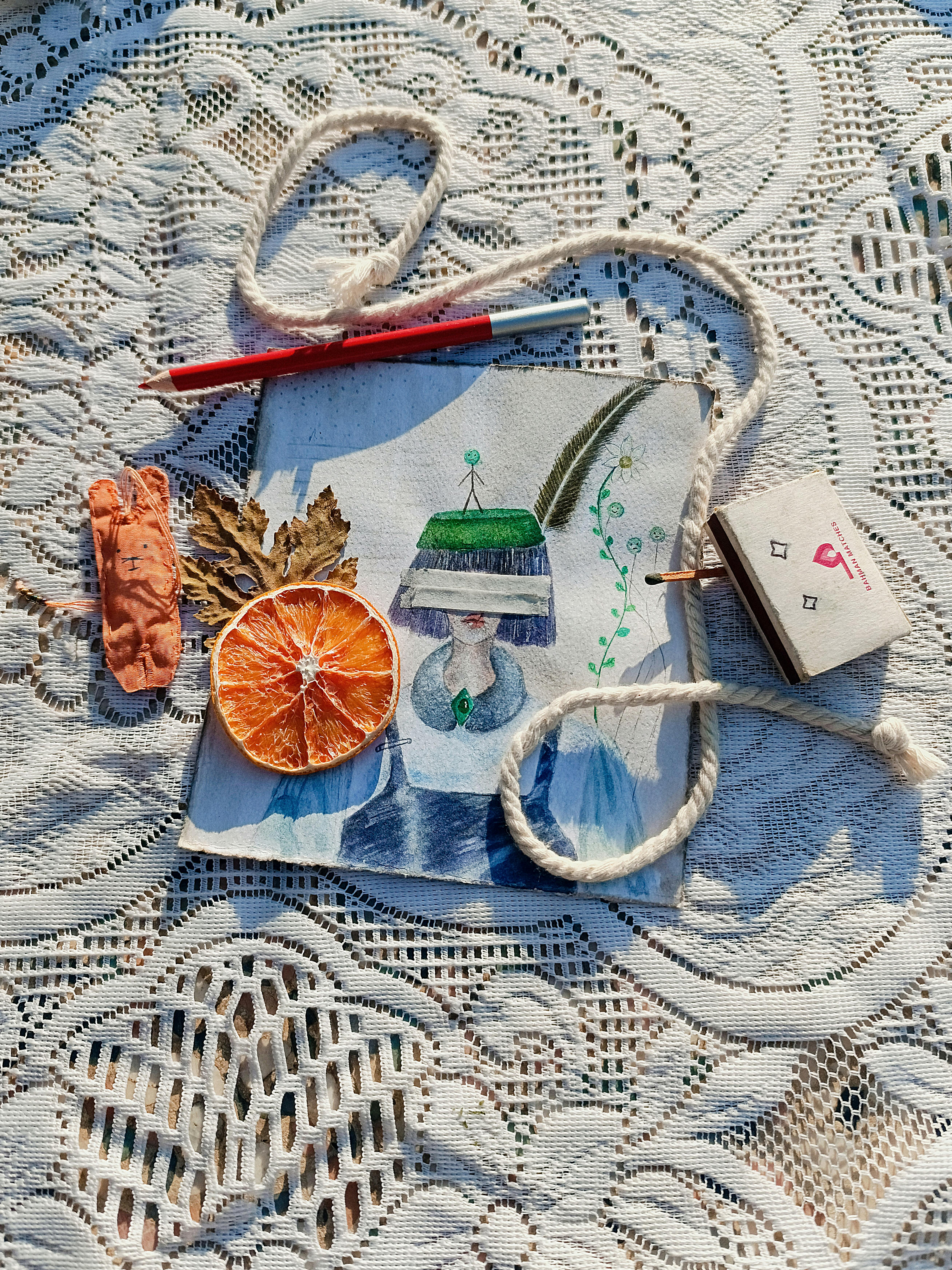 Miễn phí Ảnh chụp phẳng theo phong cách cách điệu, thể hiện hình vẽ, quả cam khô và các yếu tố tự nhiên trên nền ren. Ảnh lưu trữ