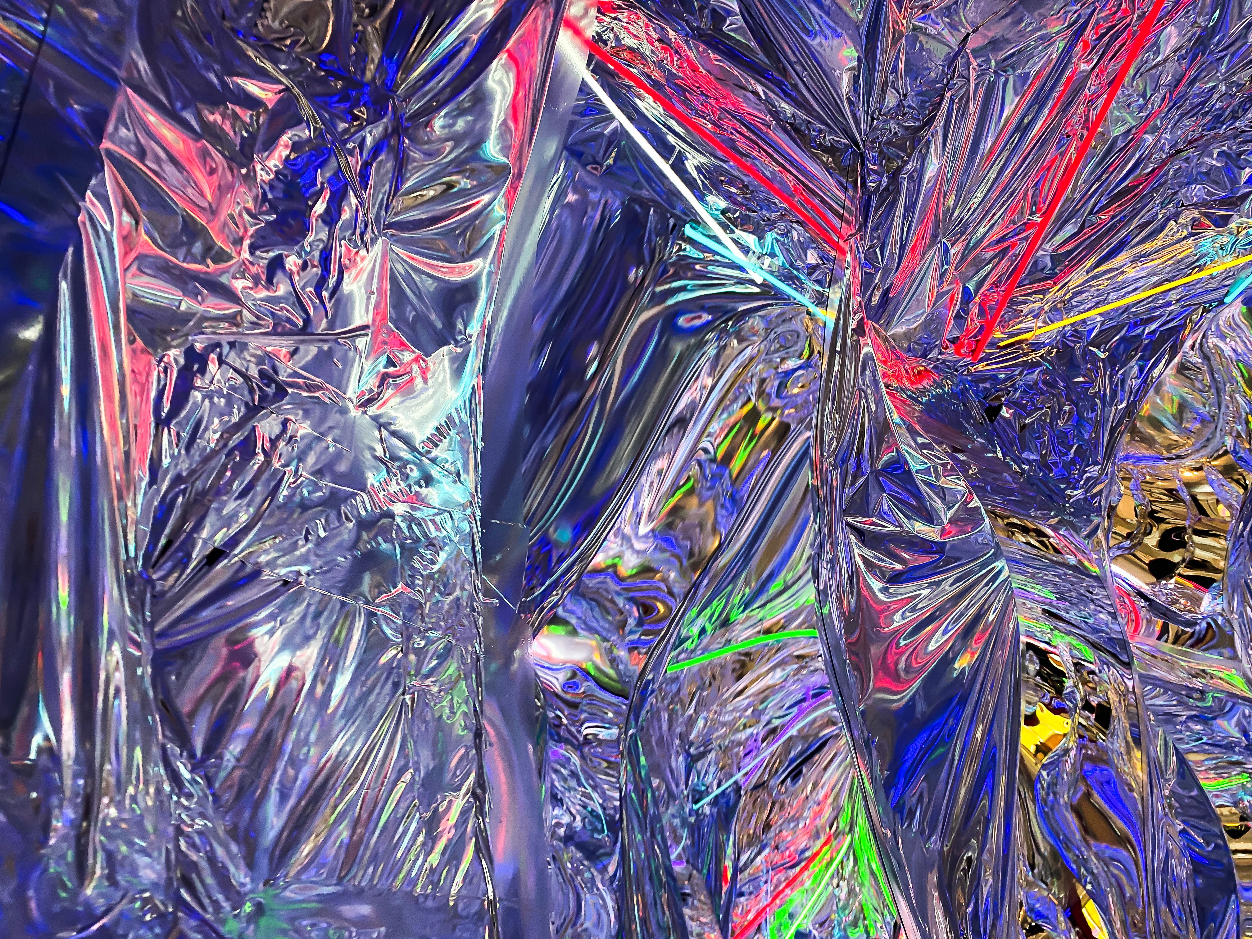 Holografische wanddecoratie schittert in zonlicht.