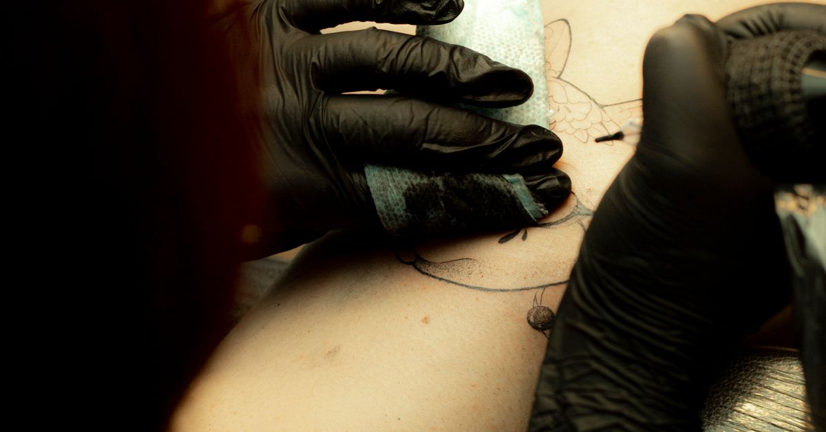proses tato di dada dengan peralatan tattoo artist