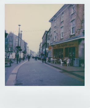 古色古香的街道上，人们在舒适的咖啡馆附近悠闲地度过一天