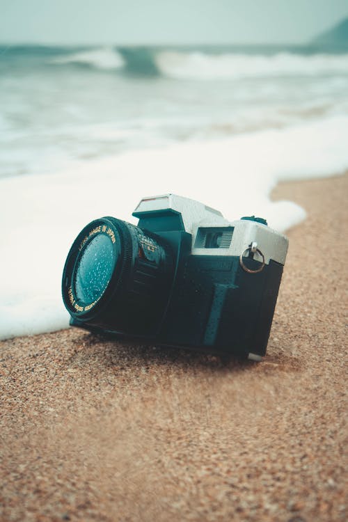 Δωρεάν στοκ φωτογραφιών με vintage φωτογραφική μηχανή, ακτή, άμμος Φωτογραφία από στοκ φωτογραφιών