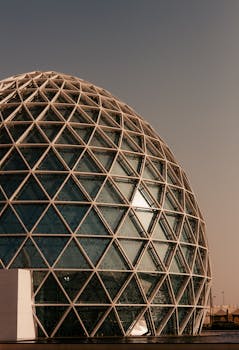 沐浴在夕阳下的三角形图案，使这座引人注目的现代测地圆顶建筑更显创新