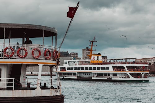 Perahu Putih Dan Coklat Di Laut