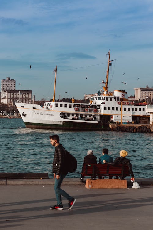 Kahverengi Ahşap Bankta Oturan Insanlar