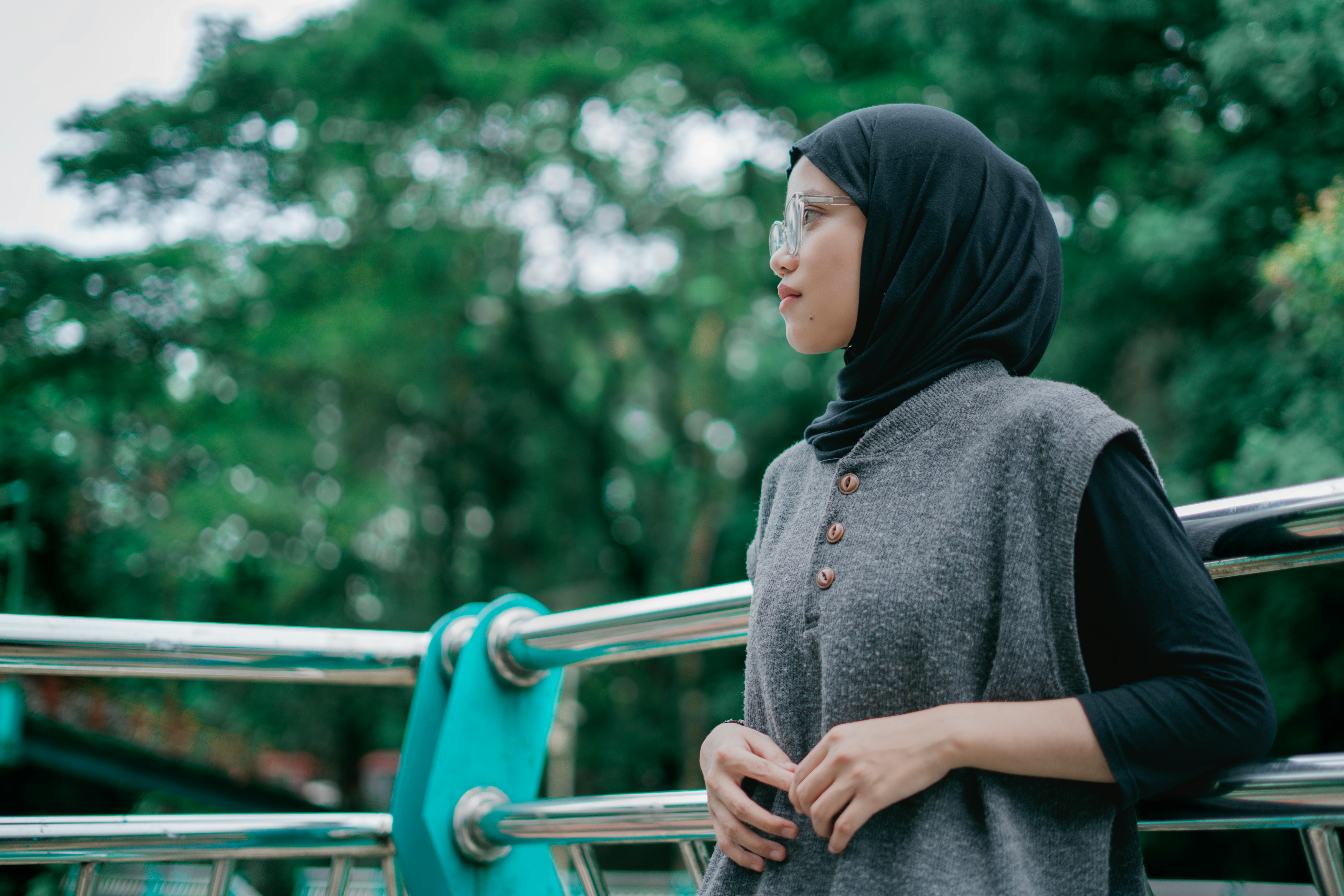 Gratis Una donna alla moda con l'hijab nel parco di Banten sfoggia uno stile sobrio in mezzo a una vegetazione lussureggiante. Foto a disposizione