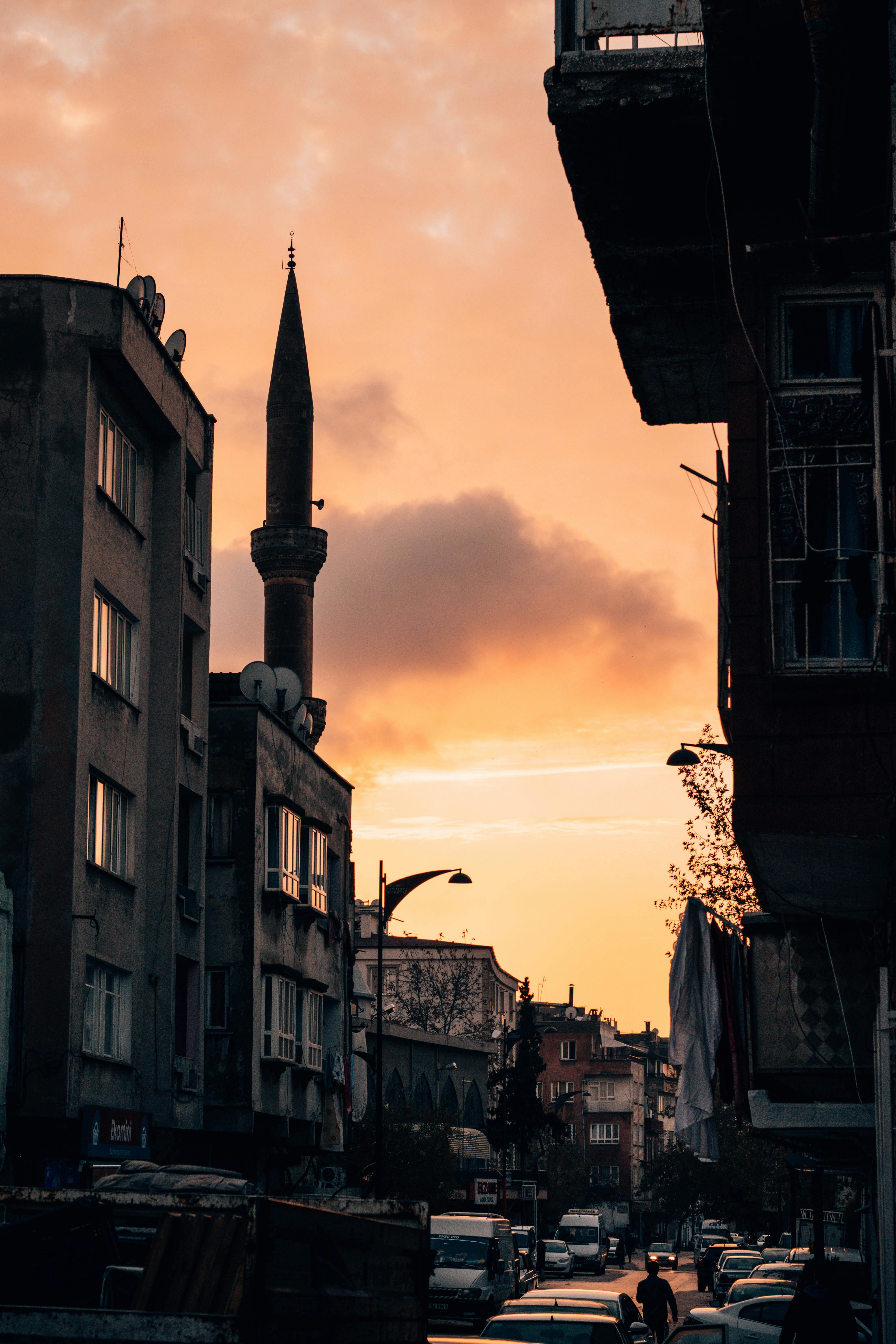 日落时分，城市景观美丽动人，清真寺尖塔与天际线轮廓清晰可见