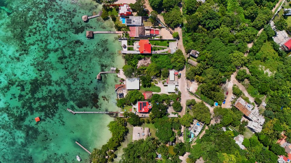 Casas de colores sobre pilotes en Bocas Town, la capital de la provincia caribeña