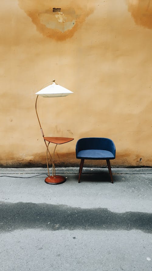 Ücretsiz Mavi Sandalye Bir Masa Stok Fotoğraflar