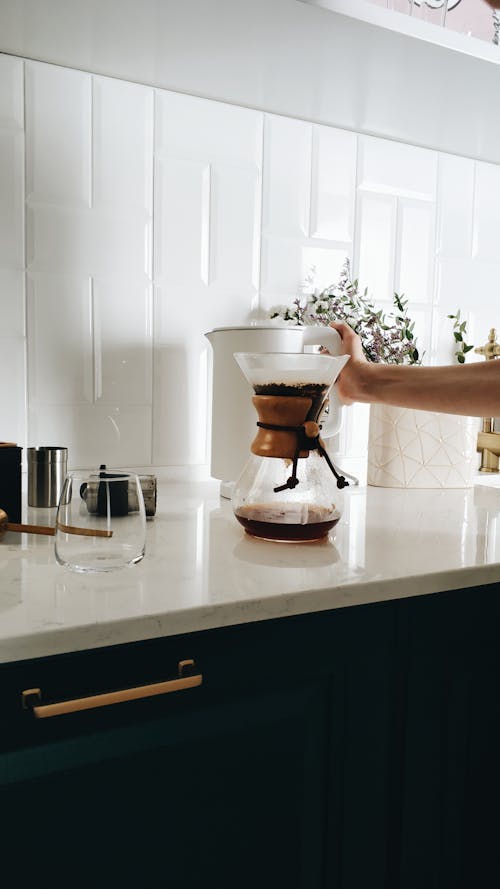 Photo De Café Infusé Dans Un Pichet En Verre Transparent