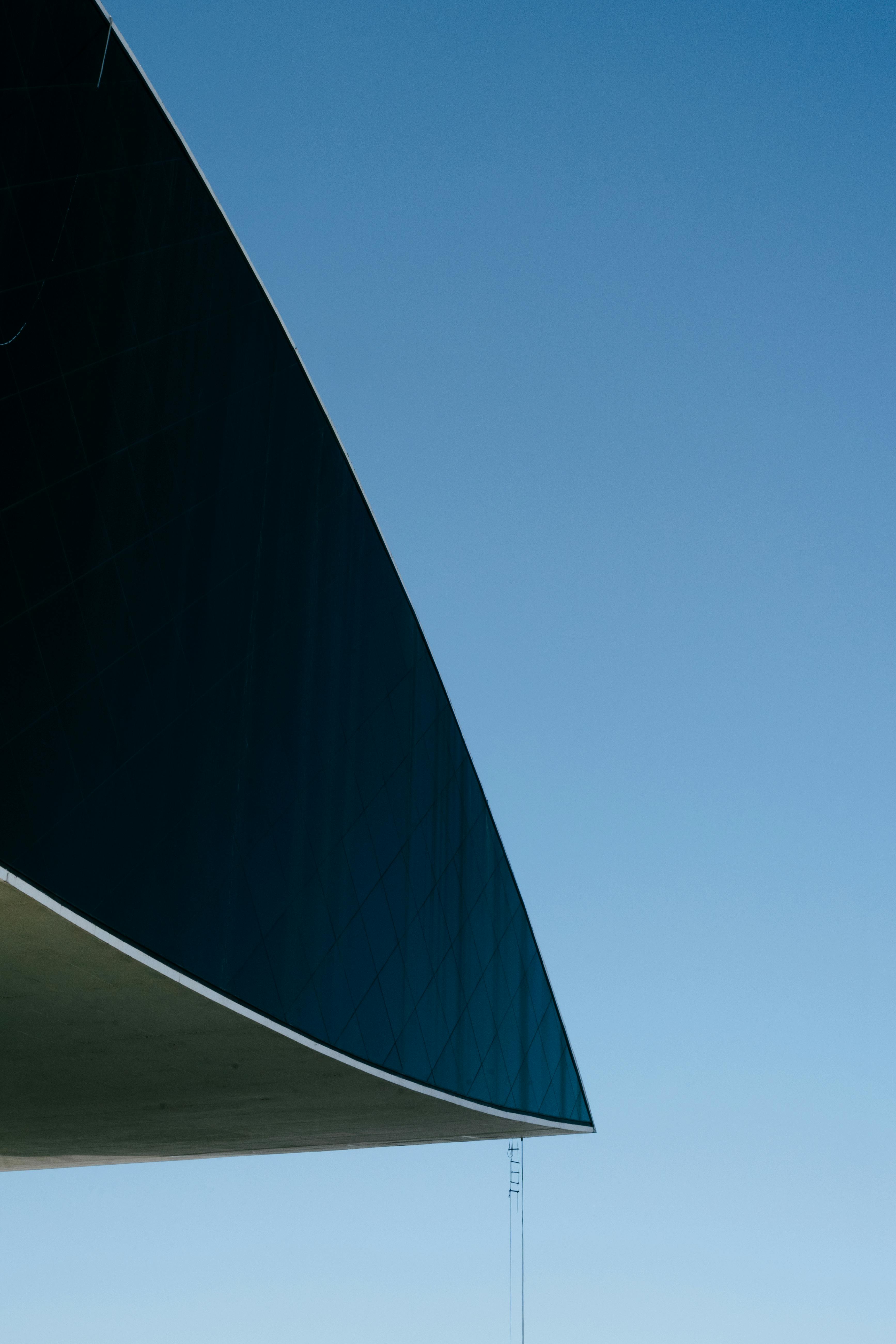 Gratuit Fotografie minimalistă care evidențiază arhitectura modernă cu un cer senin și viu ca fundal. Fotografie de stoc