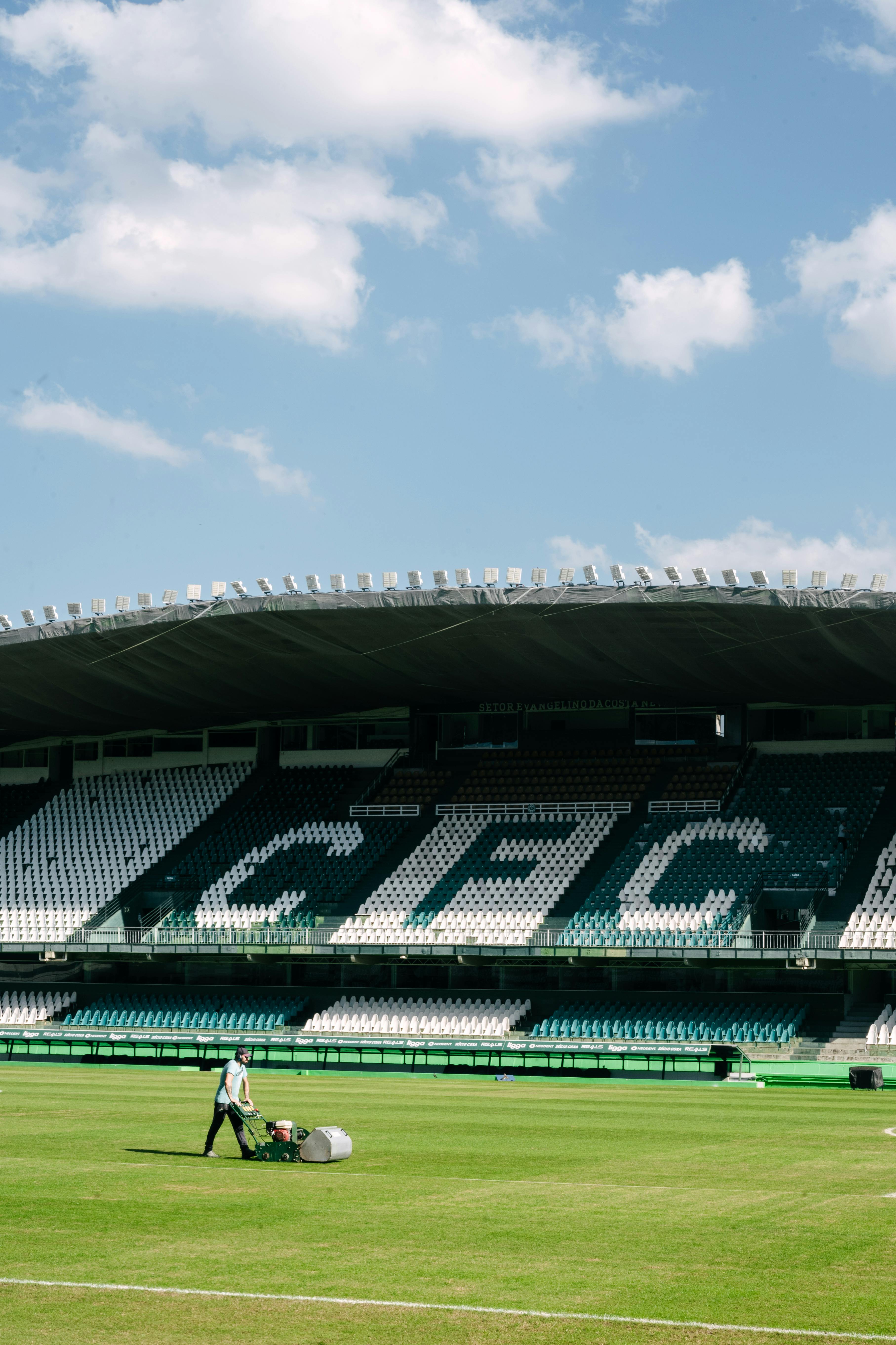 Visão do gramado de estádio em Curitiba, Brasil, simbolizando jogos do futebol brasileiro