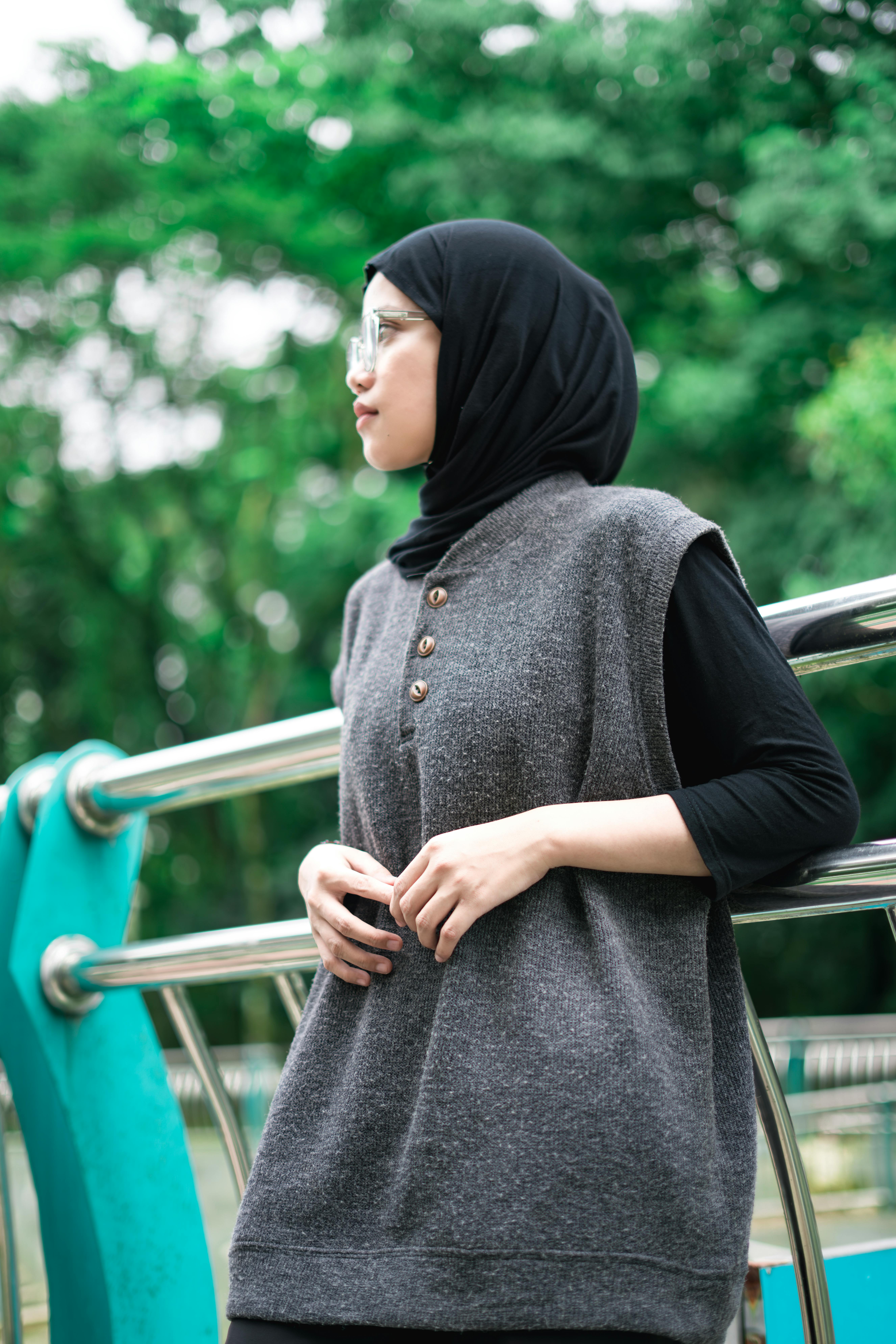 Gratis Immagine gratuita di abbigliamento comodo, alberi, ambiente esterno Foto a disposizione