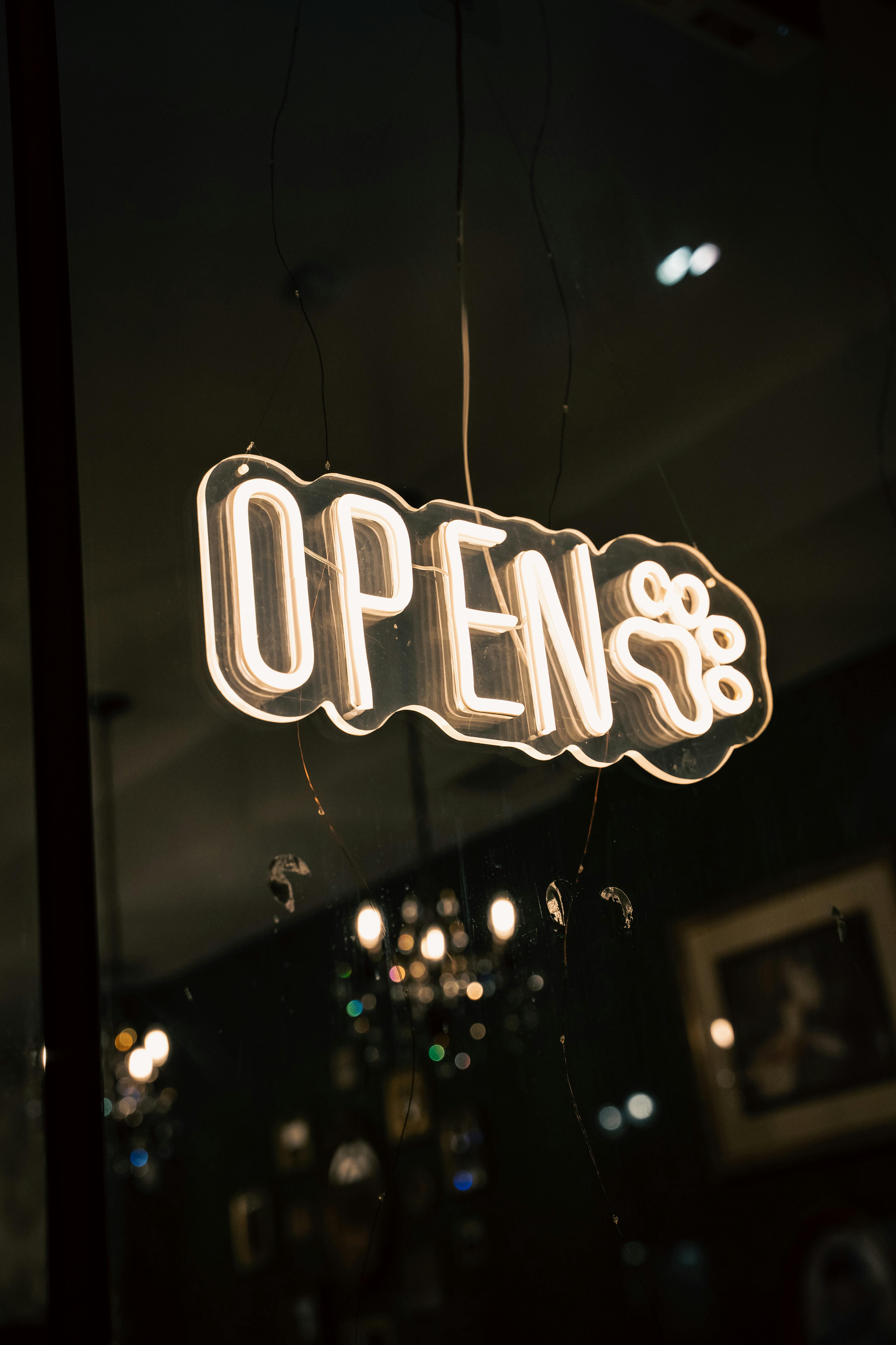 Miễn phí Biển hiệu neon "Mở cửa" sáng rực được chiếu sáng bên trong, tạo nên một bầu không khí chào đón. Ảnh lưu trữ