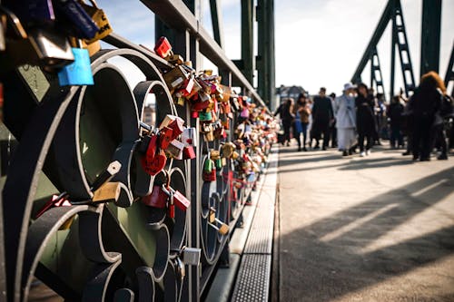 愛的掛鎖, 橋, 走路的人 的 免費圖庫相片
