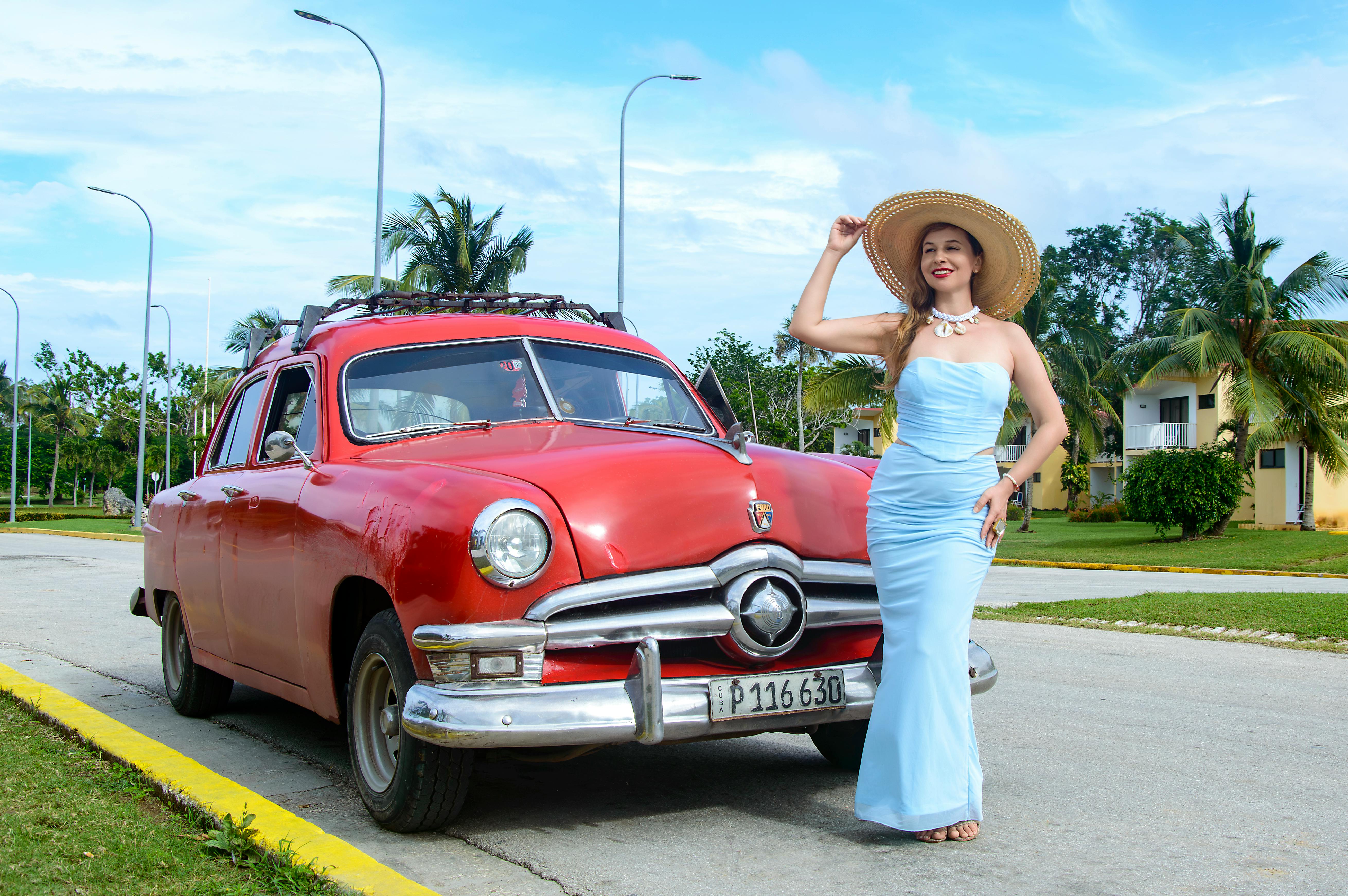 From vintage tops to maxi skirts, build your summer wardrobe with these it girl fashion trends — Photo by Vika Glitter on Pex