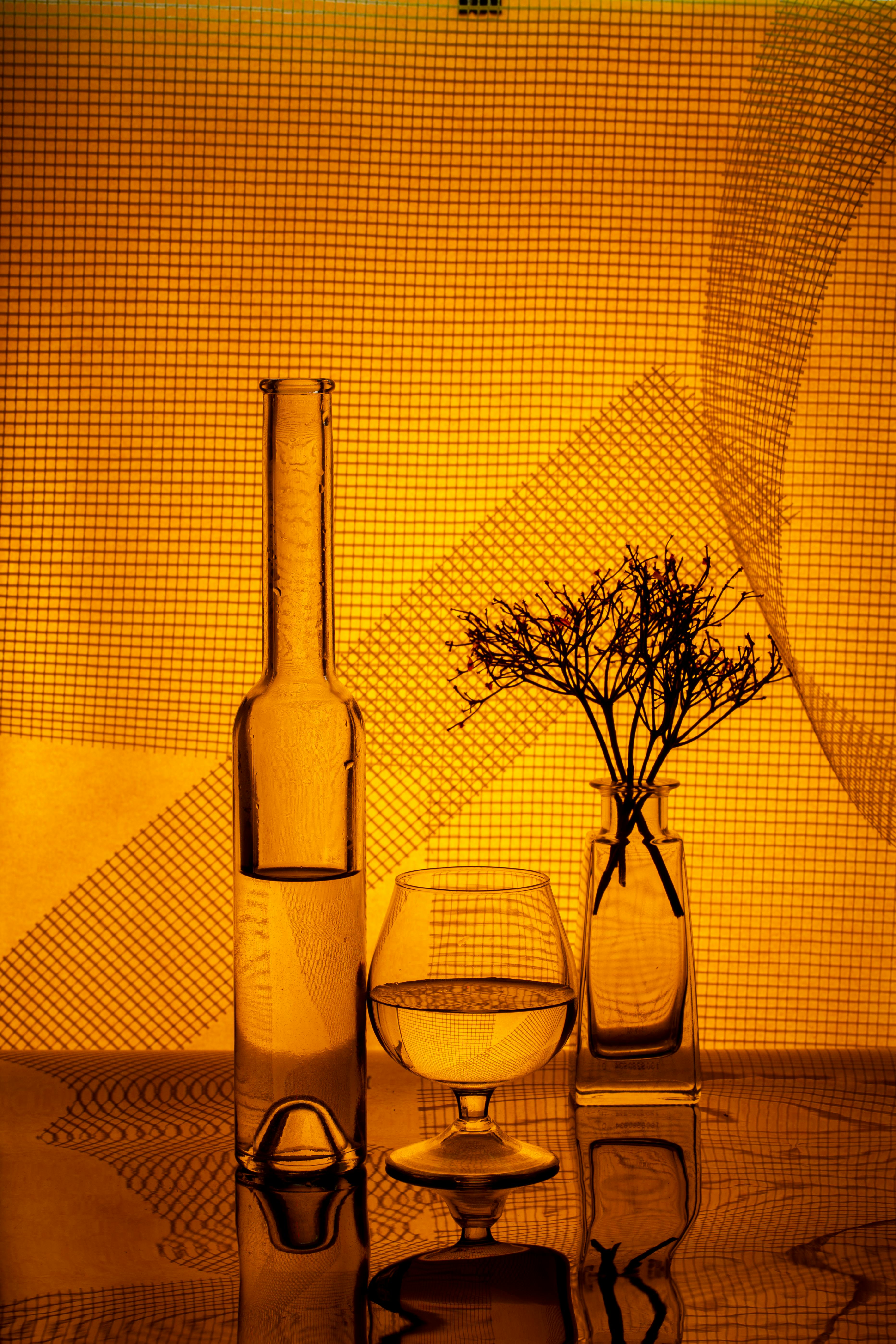 Kostnadsfria Estetiskt stilleben med glasflaskor och torkade blommor i varma toner. Stock foto