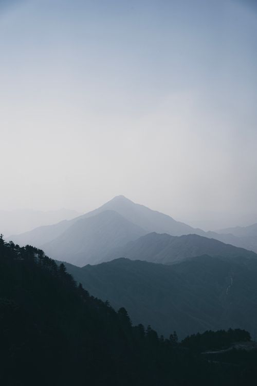 Free A calming view of misty mountain ranges at dawn, showcasing natural beauty. Stock Photo