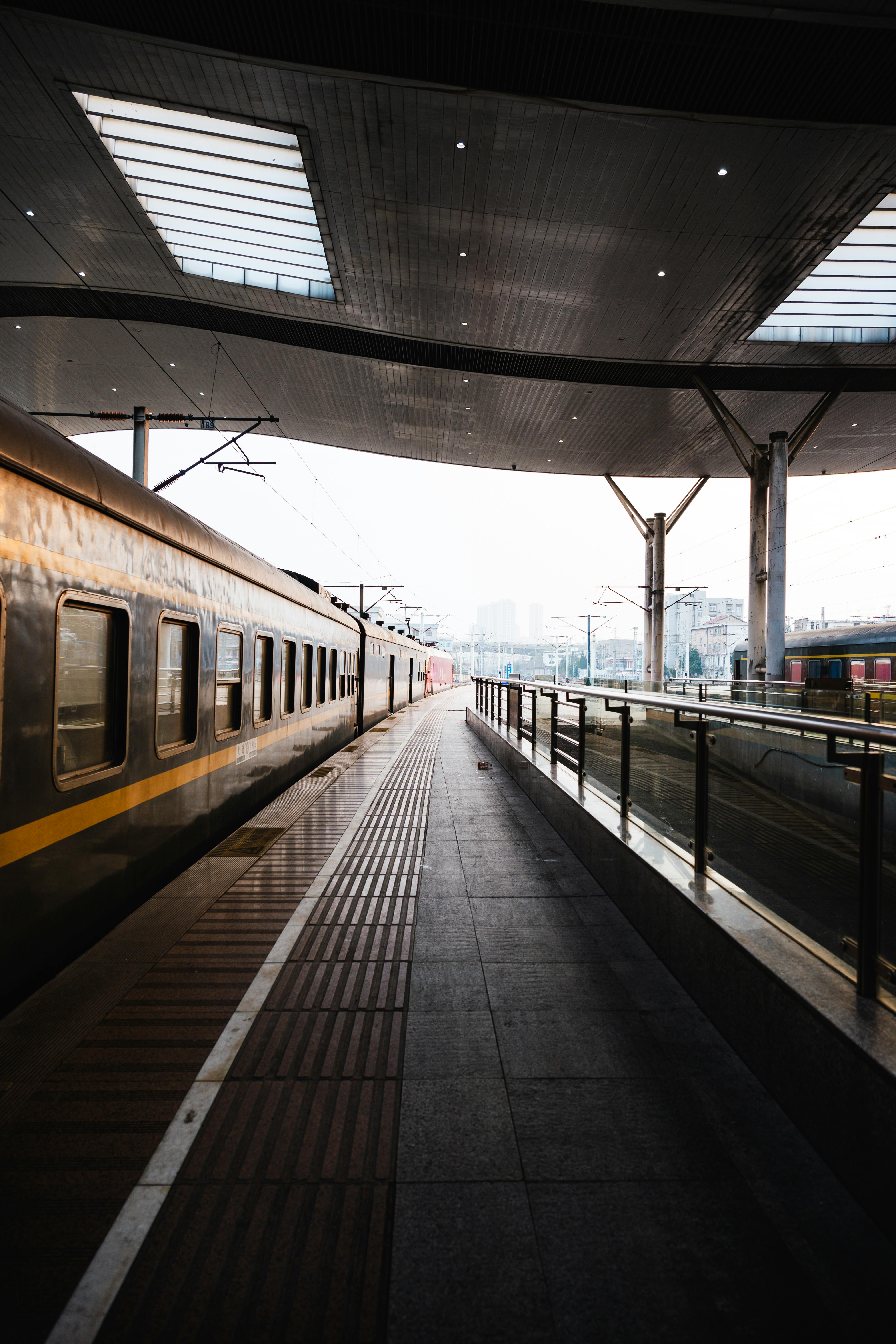 ฟรี ภาพภายในสถานีรถไฟที่ดูทันสมัย ​​โดดเด่นด้วยดีไซน์สวยงาม พร้อมภาพรถไฟกำลังวิ่งเข้ามา เหมาะสำหรับแนวคิดเกี่ยวกับการเดินทาง คลังภาพถ่าย