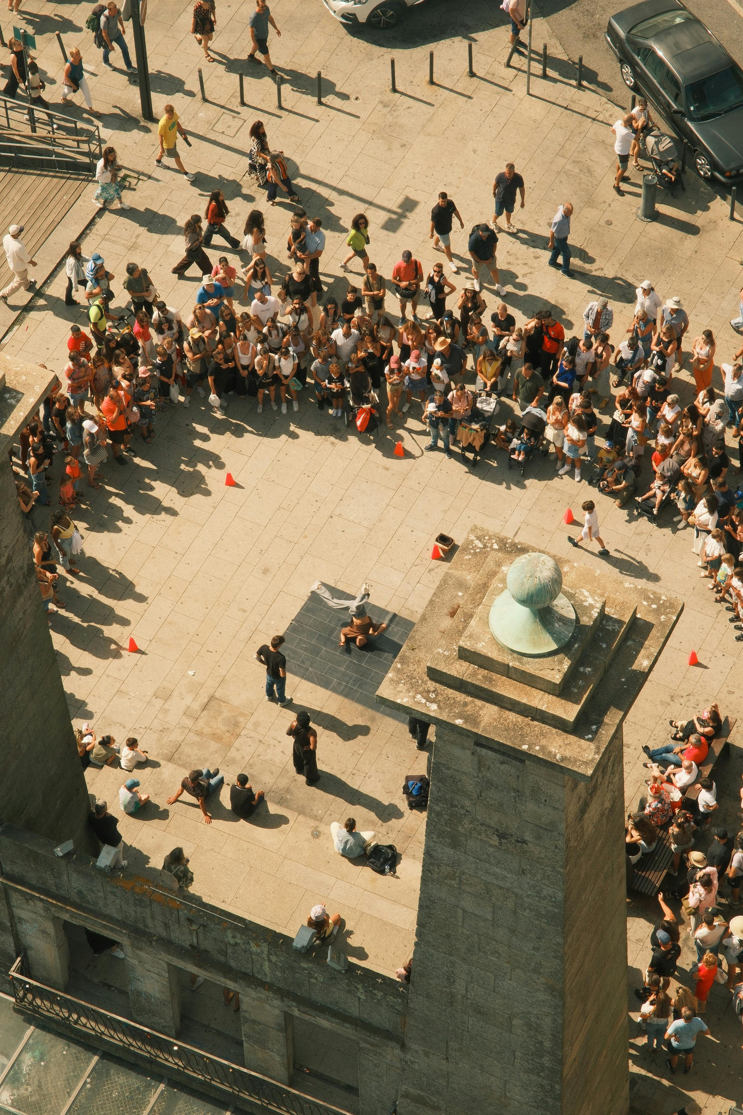 Gratis Vista en ángulo alto de artistas callejeros entreteniendo a una multitud en la ciudad. Foto de stock