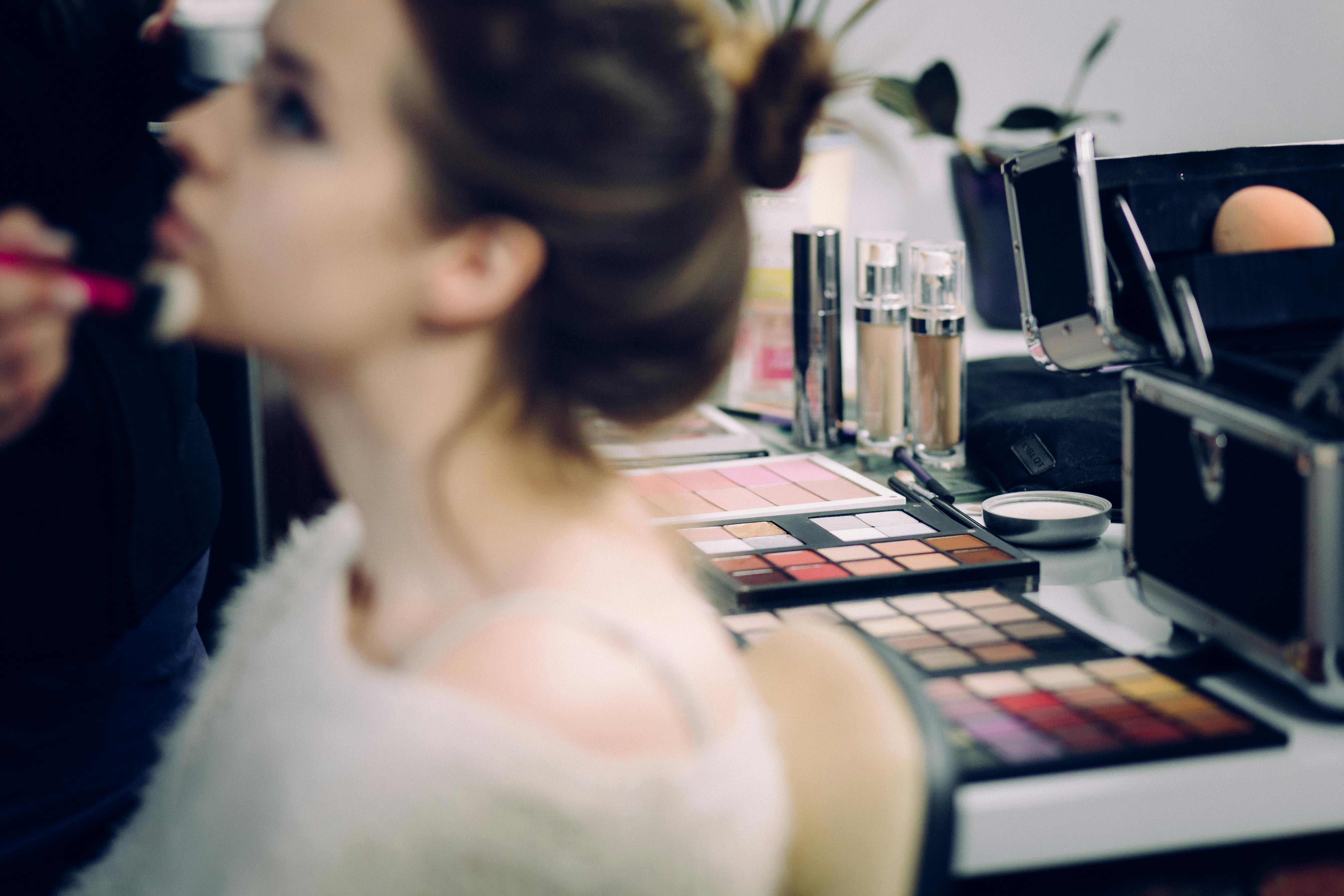 Woman Sitting Doing Makeup \u00b7 Free Stock Photo