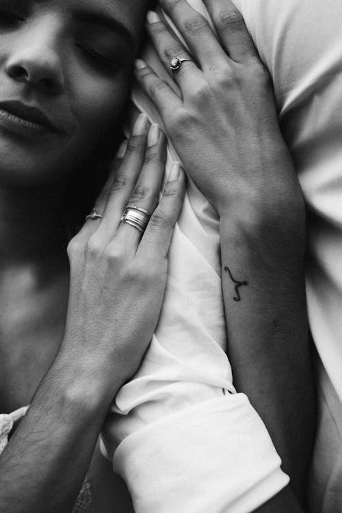 Foto In Bianco E Nero Delle Mani Della Donna Con Il Tatuaggio