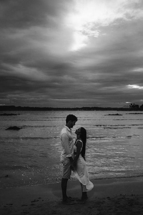 Mann Und Frau Stehen Am Strand