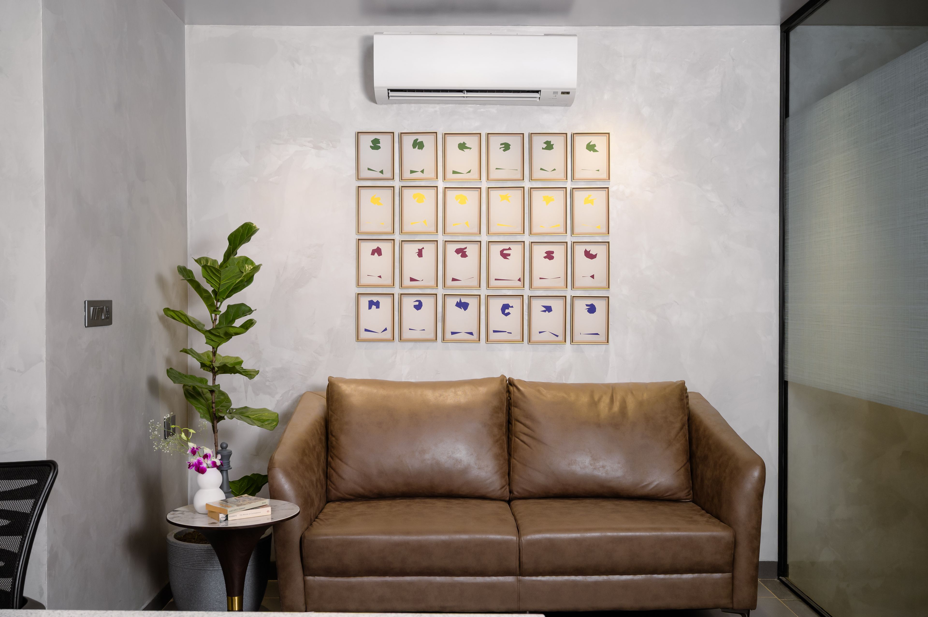 Barna kanapé és nagyméretű absztrakt falikép egy modern nappaliban