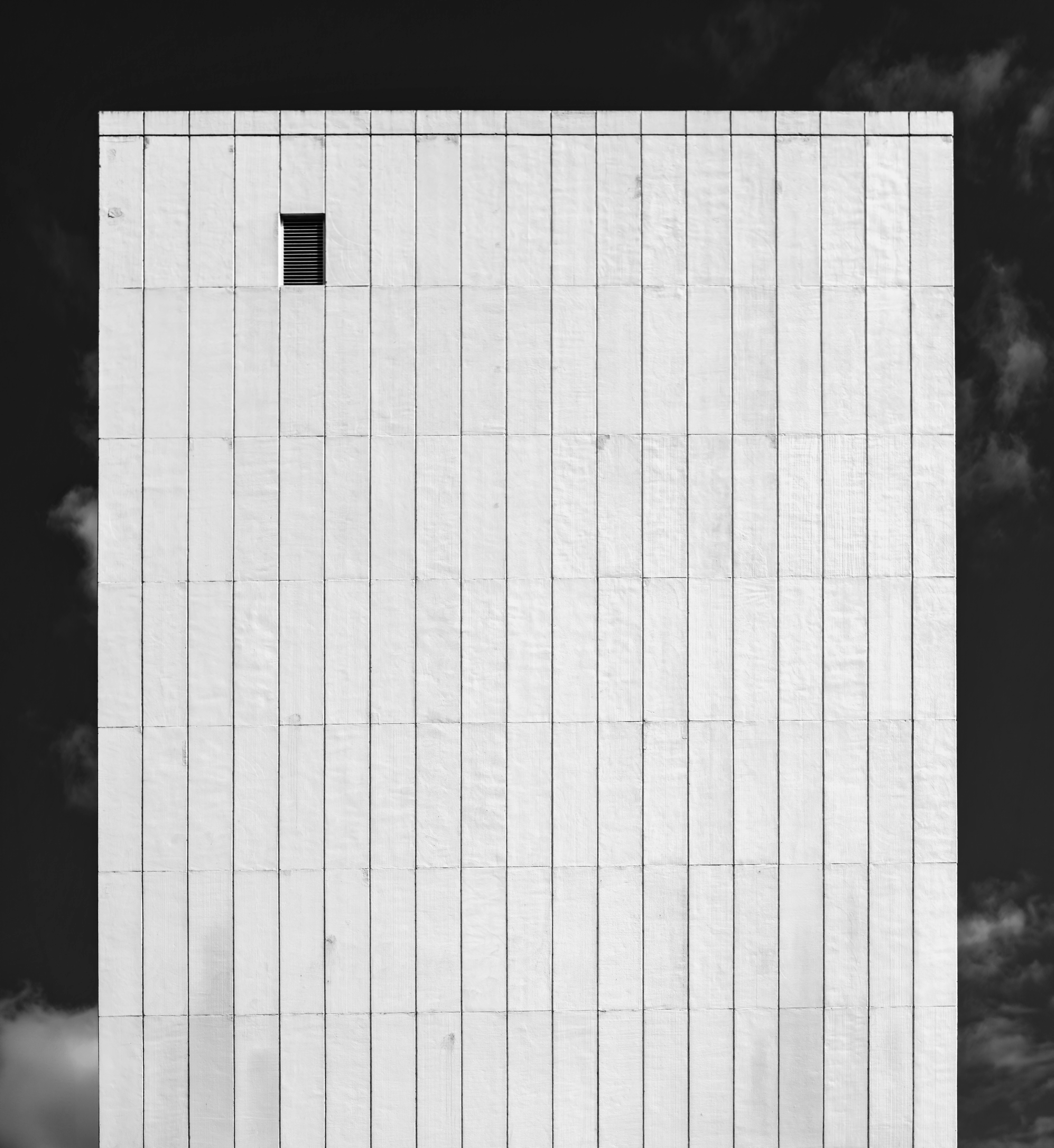 grátis Fachada minimalista branca de um edifício com uma única abertura de ventilação em Canberra, Austrália. Foto profissional