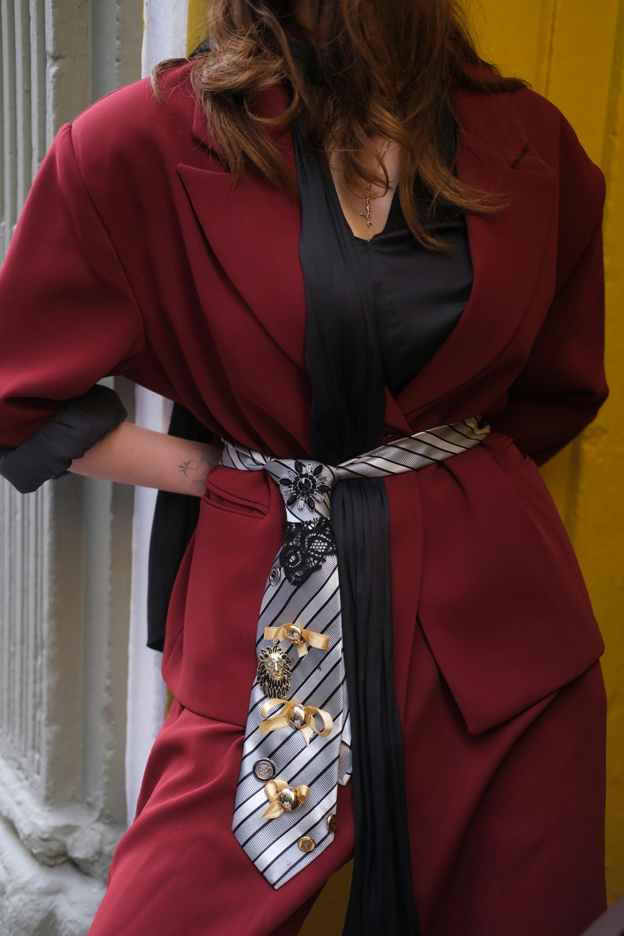 ฟรี หญิงสาวผู้มีสไตล์ในชุดสูทสีเบอร์กันดีและเครื่องประดับผ้าไหม แสดงให้เห็นถึงลุคแฟชั่นที่ทันสมัย คลังภาพถ่าย