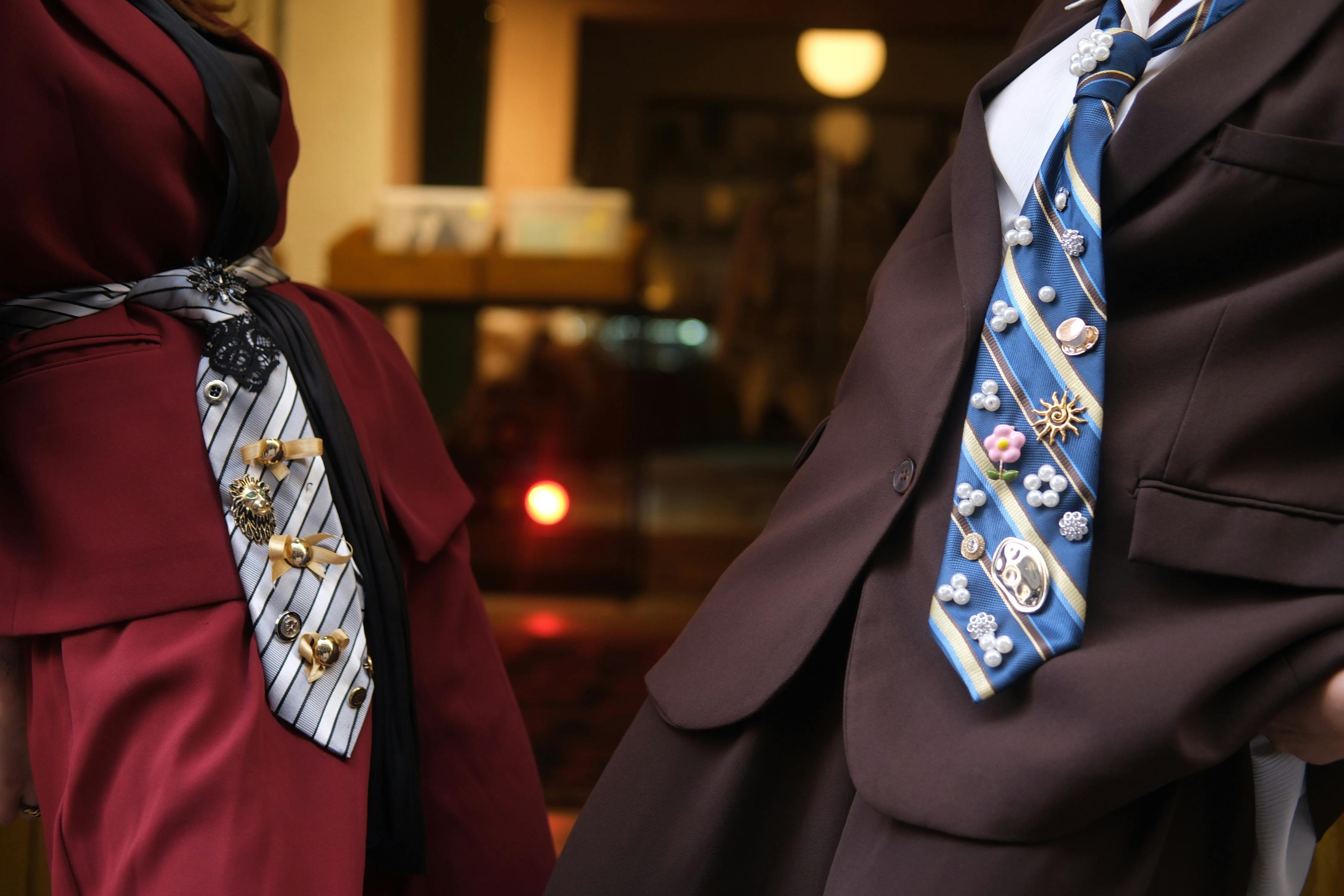 Gratis Primo piano di due cravatte elegantemente decorate con spille uniche, che mettono in mostra la moda moderna negli abiti. Foto a disposizione