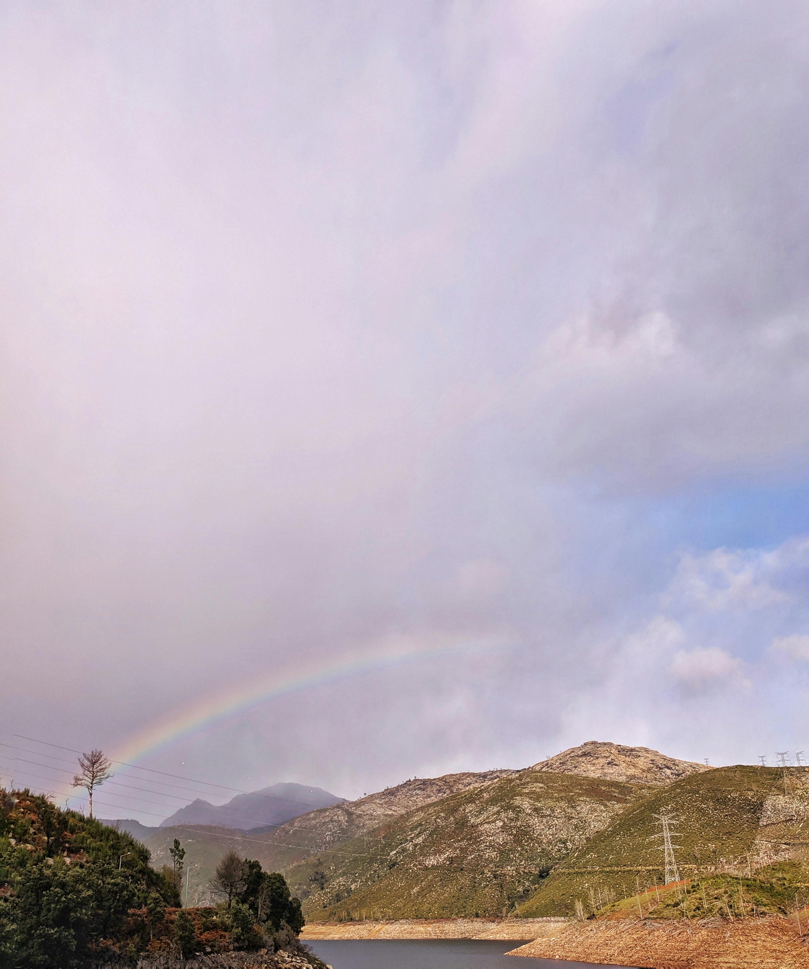 葡萄牙维亚纳堡的美丽彩虹横跨山脉与河流