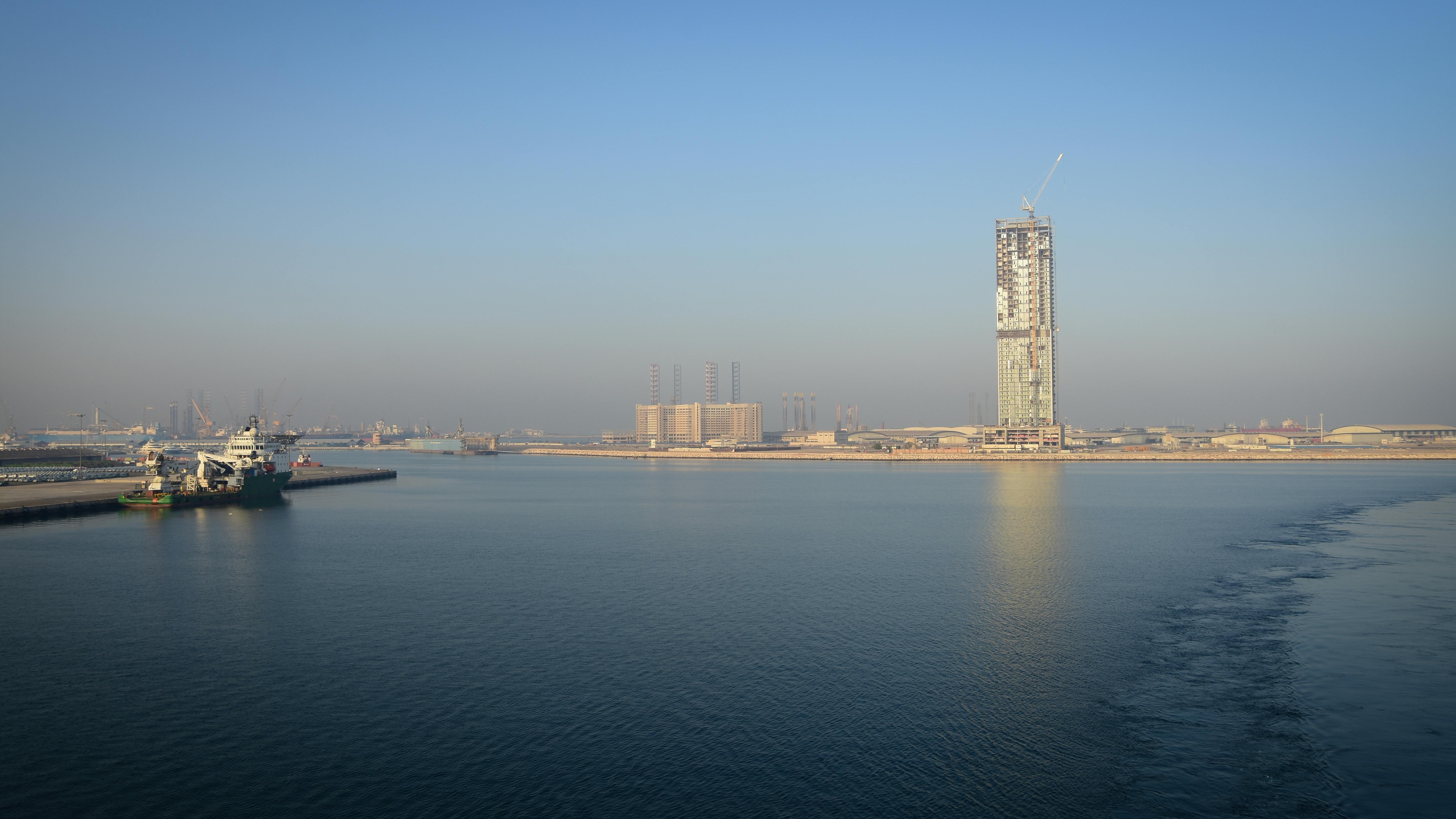 bezplatná Pohled na panorama Dubaje s tyčící se budovou a přístavem za denního světla. Základová fotografie