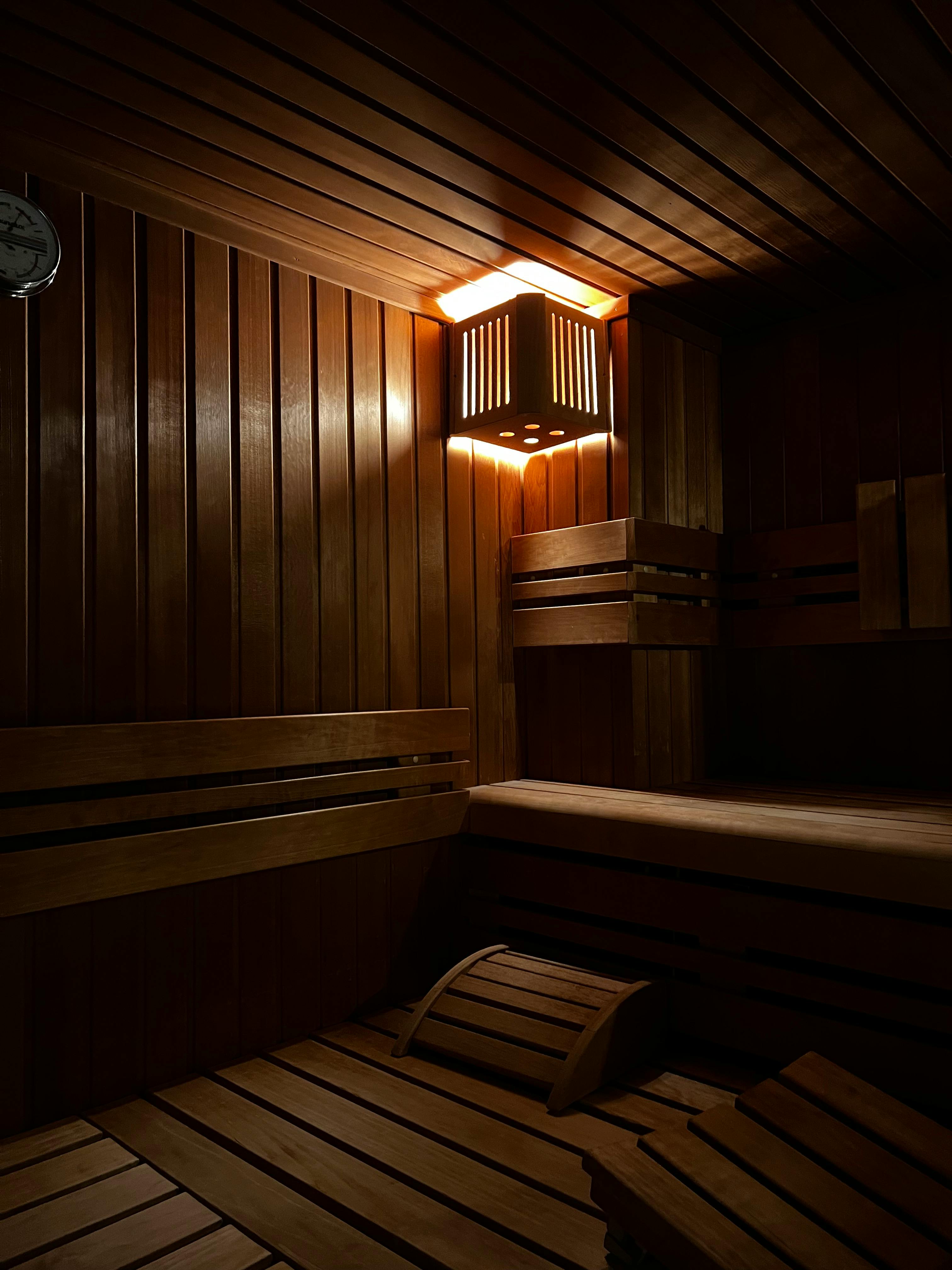 Gratis Ruang sauna yang nyaman dengan interior kayu dan pencahayaan yang menenangkan. Sempurna untuk relaksasi. Foto Stok