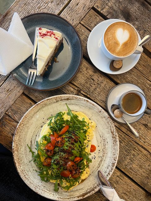 2026'da Sahur Nedir? Sahurla İlgili Hadisler ve Güncel Uygulamalar 7 Enjoy a scrumptious breakfast with avocado toast, cheesecake, and coffee with latte art.