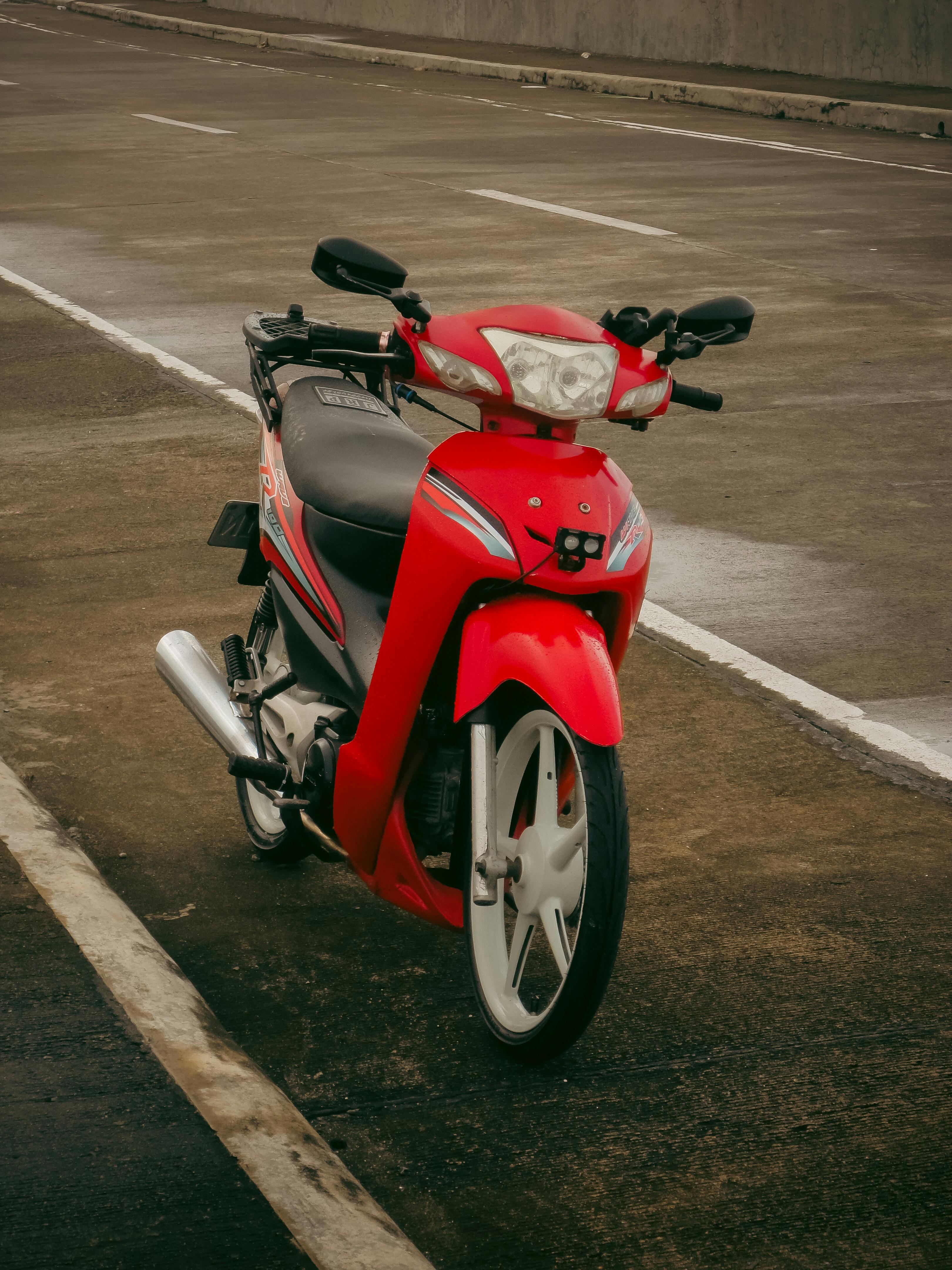 ฟรี รถจักรยานยนต์สีแดง คลังภาพถ่าย