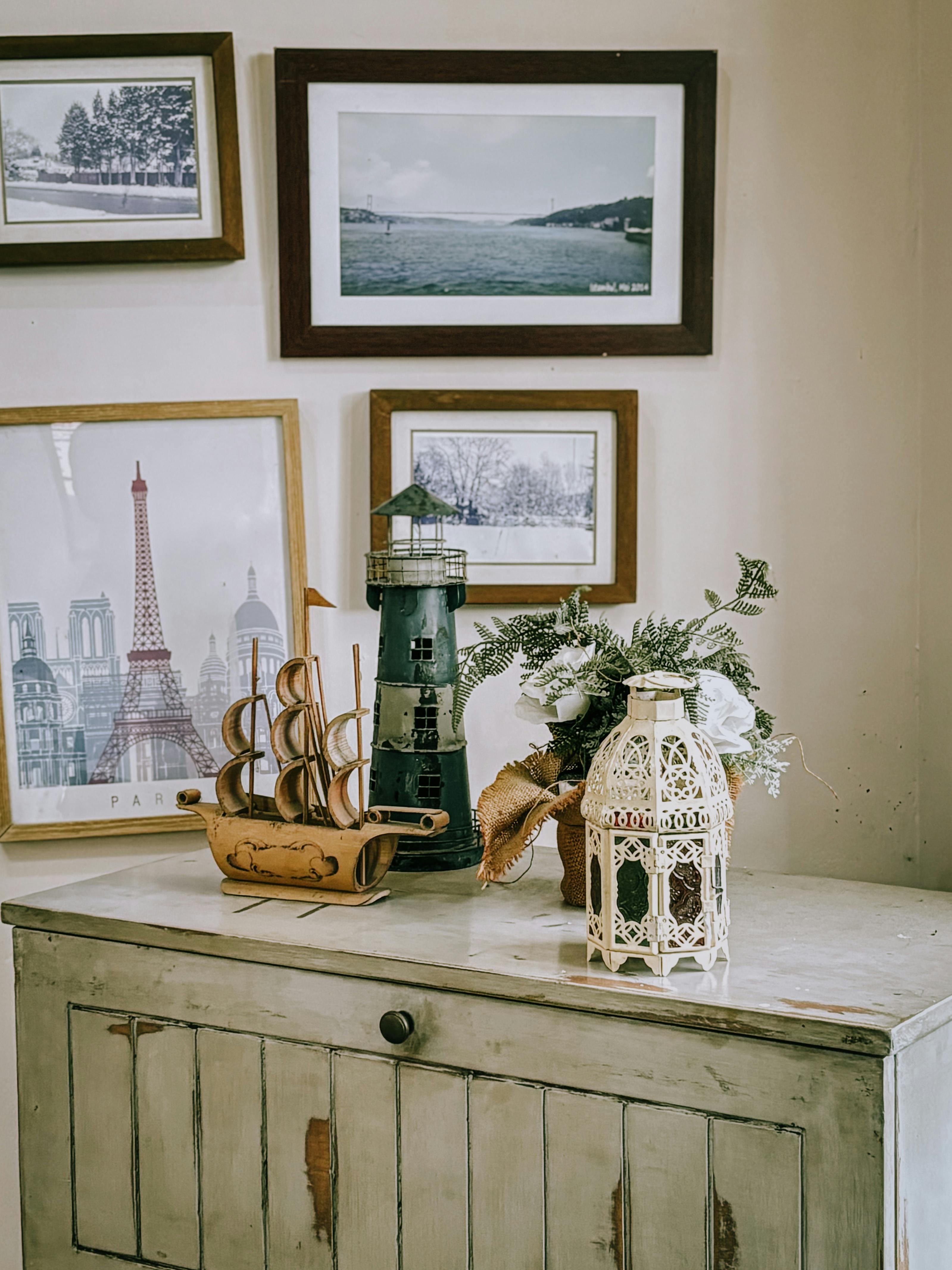 bezplatná Okouzlující vintage dekorace s námořnickými a pařížskými prvky pro útulný interiér. Základová fotografie