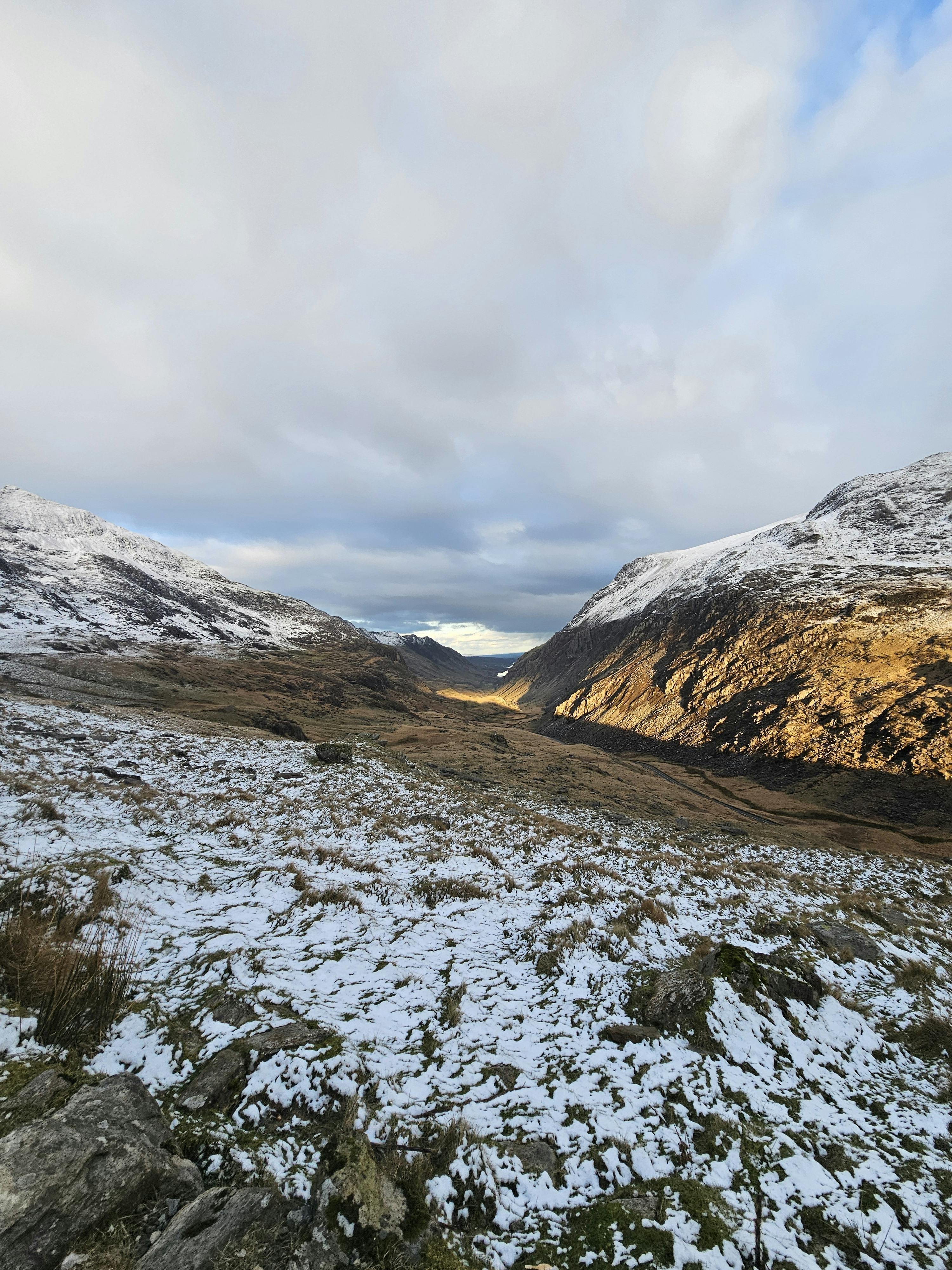 Ilmainen Henkeäsalpaava näkymä lumen peittämille vuorille ja laaksoon Walesissa talvella. Kuvapankkikuva