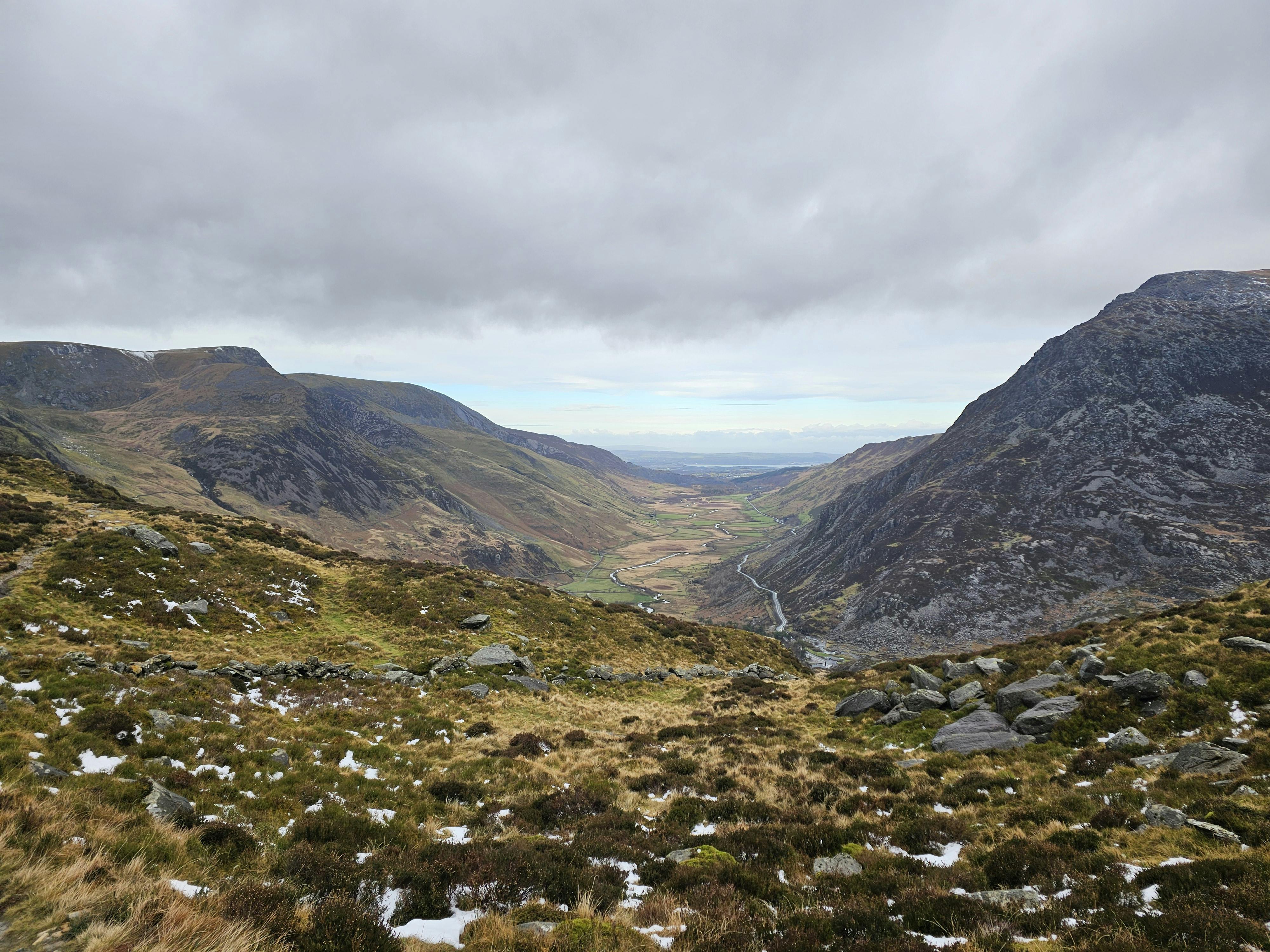 bezplatná Úchvatný výhled na horské údolí ve Snowdonii ve Walesu s dramatickými mraky nad hlavou. Základová fotografie