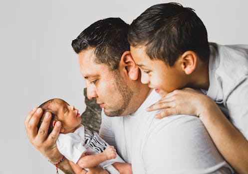 父亲和儿子们与新生儿共享了快乐的家庭时光