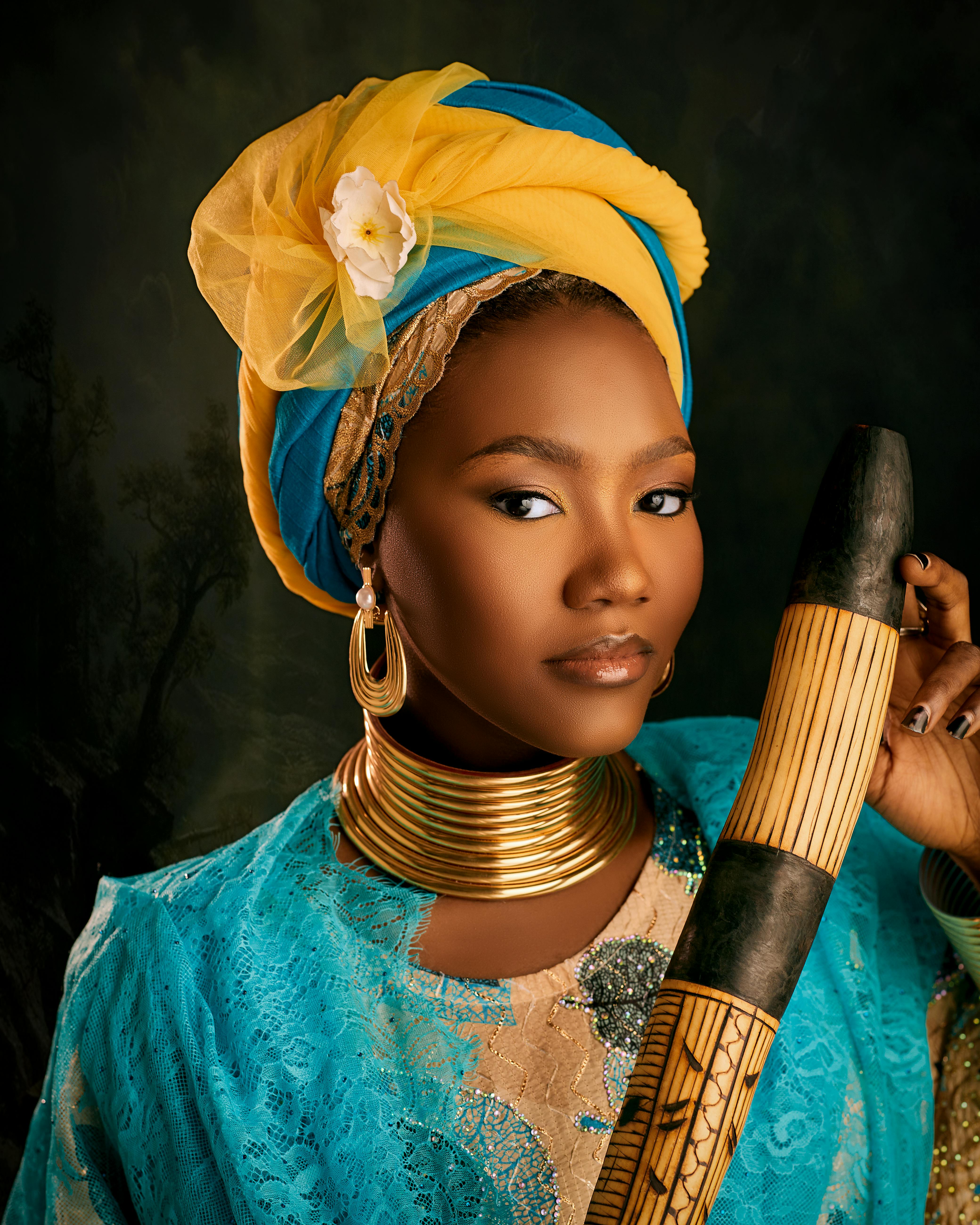 ฟรี ภาพถ่ายหญิงชาวไนจีเรียสวมชุดพื้นเมืองสีสันสดใสและเครื่องประดับวิจิตรงดงาม คลังภาพถ่าย