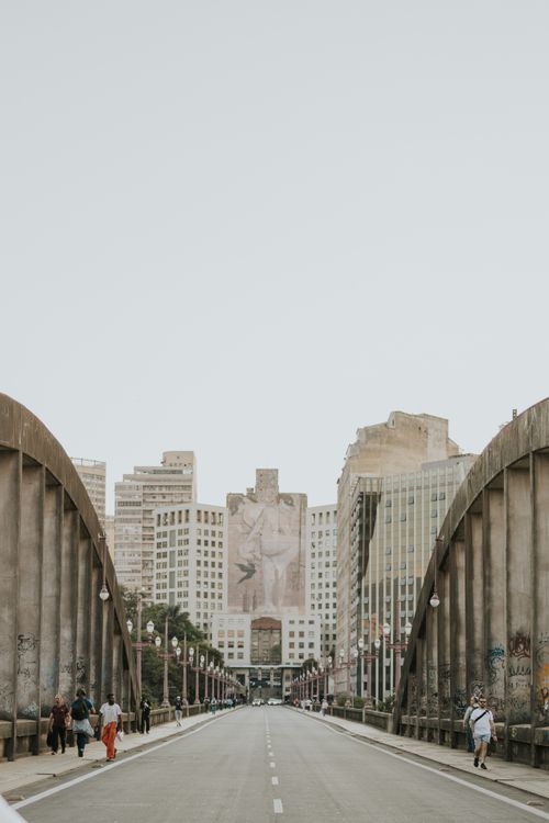 Free A scenic urban bridge in Belo Horizonte, showcasing modern architecture and city life. Stock Photo