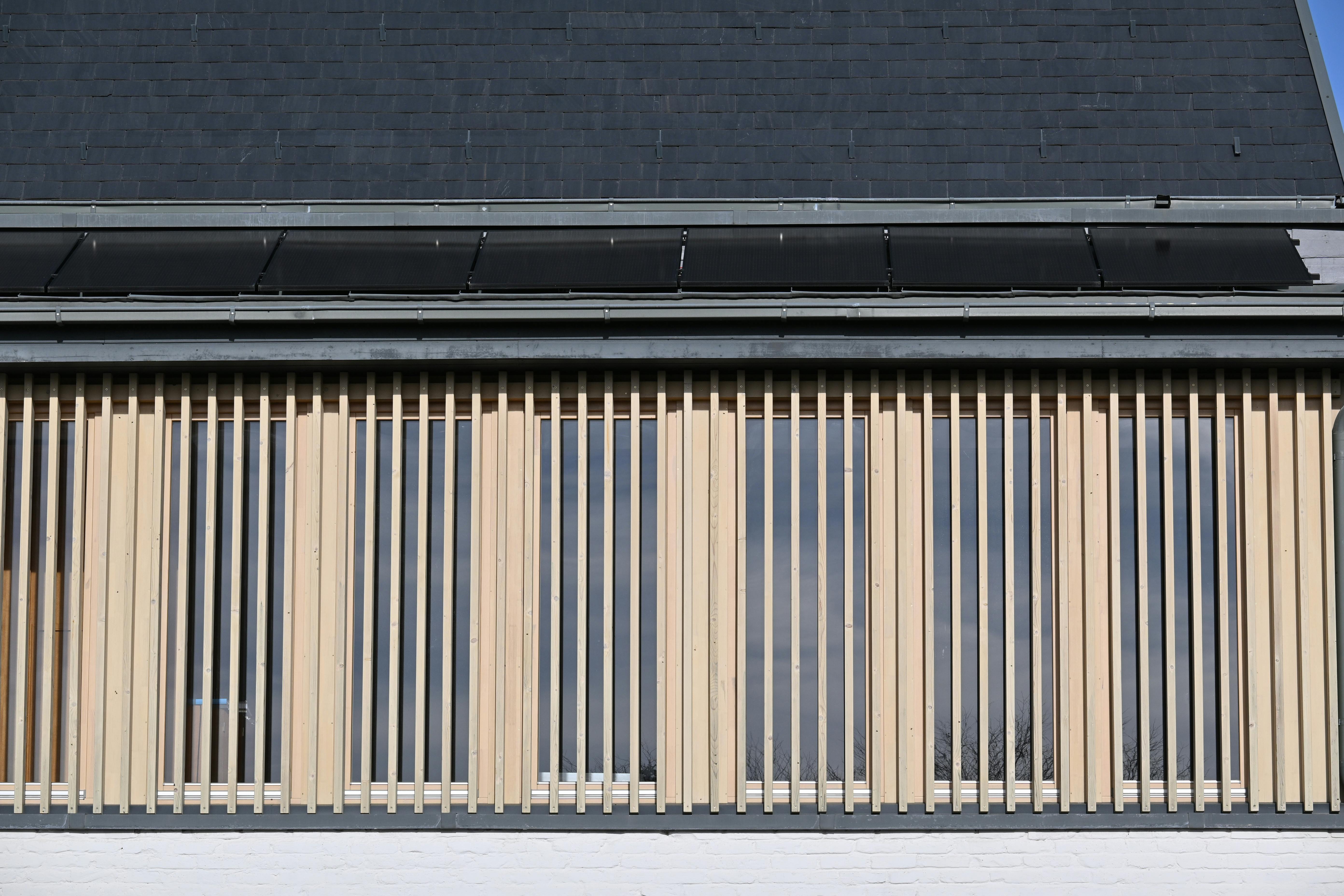 Δωρεάν Σύγχρονη πρόσοψη κτιρίου με κάθετες ξύλινες σανίδες και μοντέρνα δομή στέγης. Φωτογραφία από στοκ φωτογραφιών