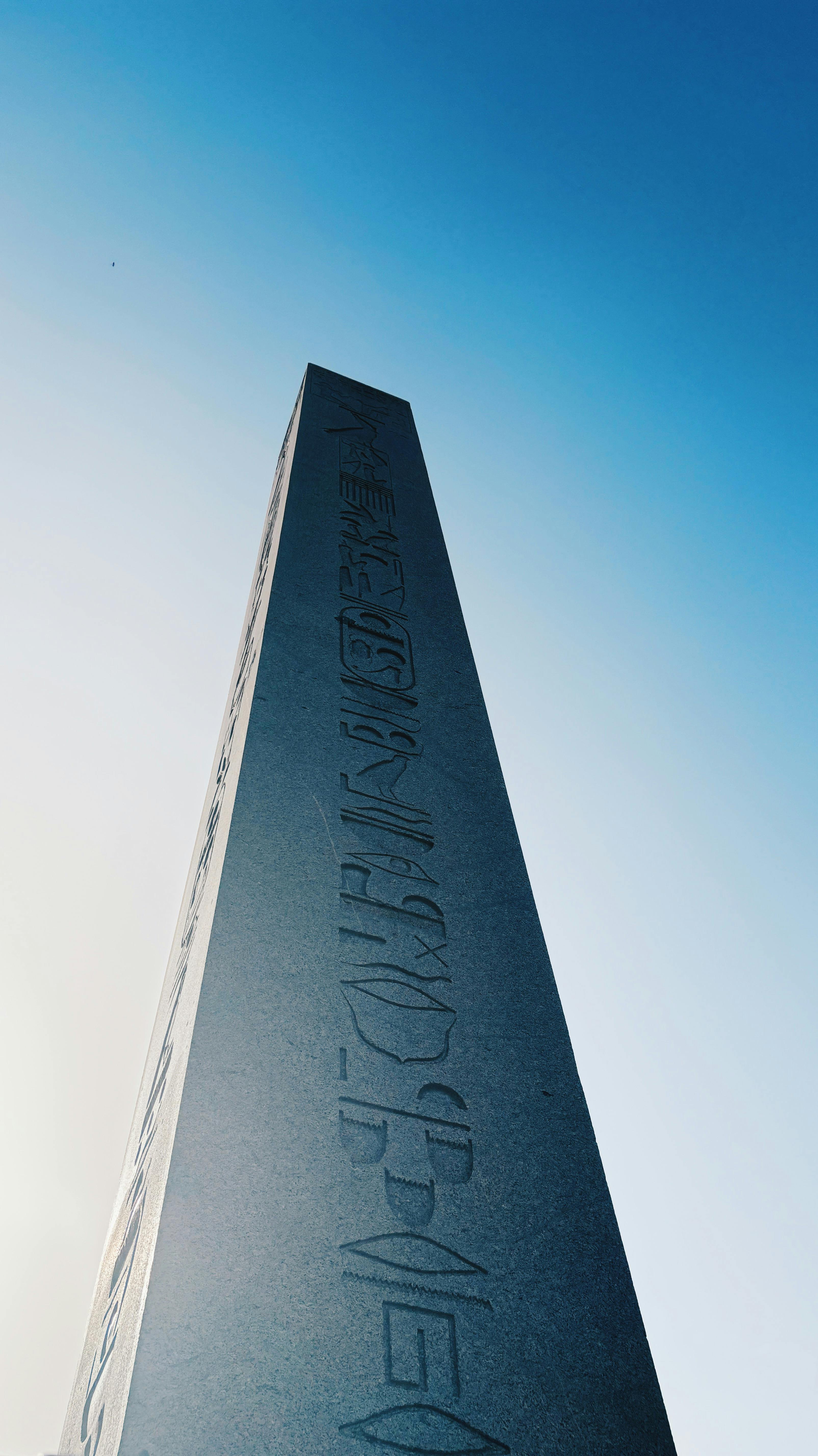 Gratis Vista dal basso della storica Colonna Serpentina di Istanbul con uno sfondo di cielo azzurro. Foto a disposizione