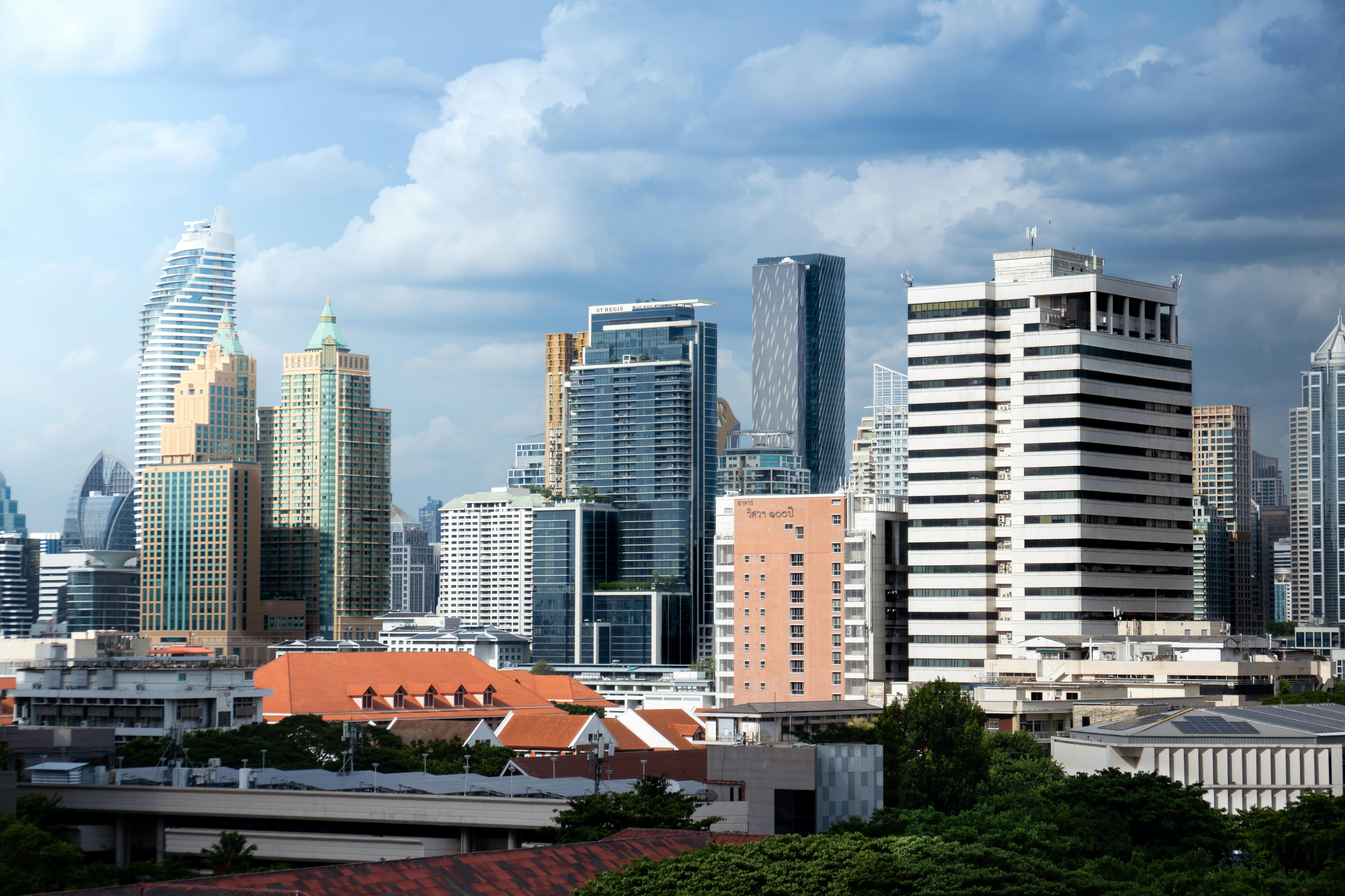 ฟรี สัมผัสทัศนียภาพอันงดงามของเส้นขอบฟ้ากรุงเทพฯ ที่ผสมผสานตึกระฟ้าทันสมัยภายใต้ท้องฟ้าสีครามสดใส คลังภาพถ่าย